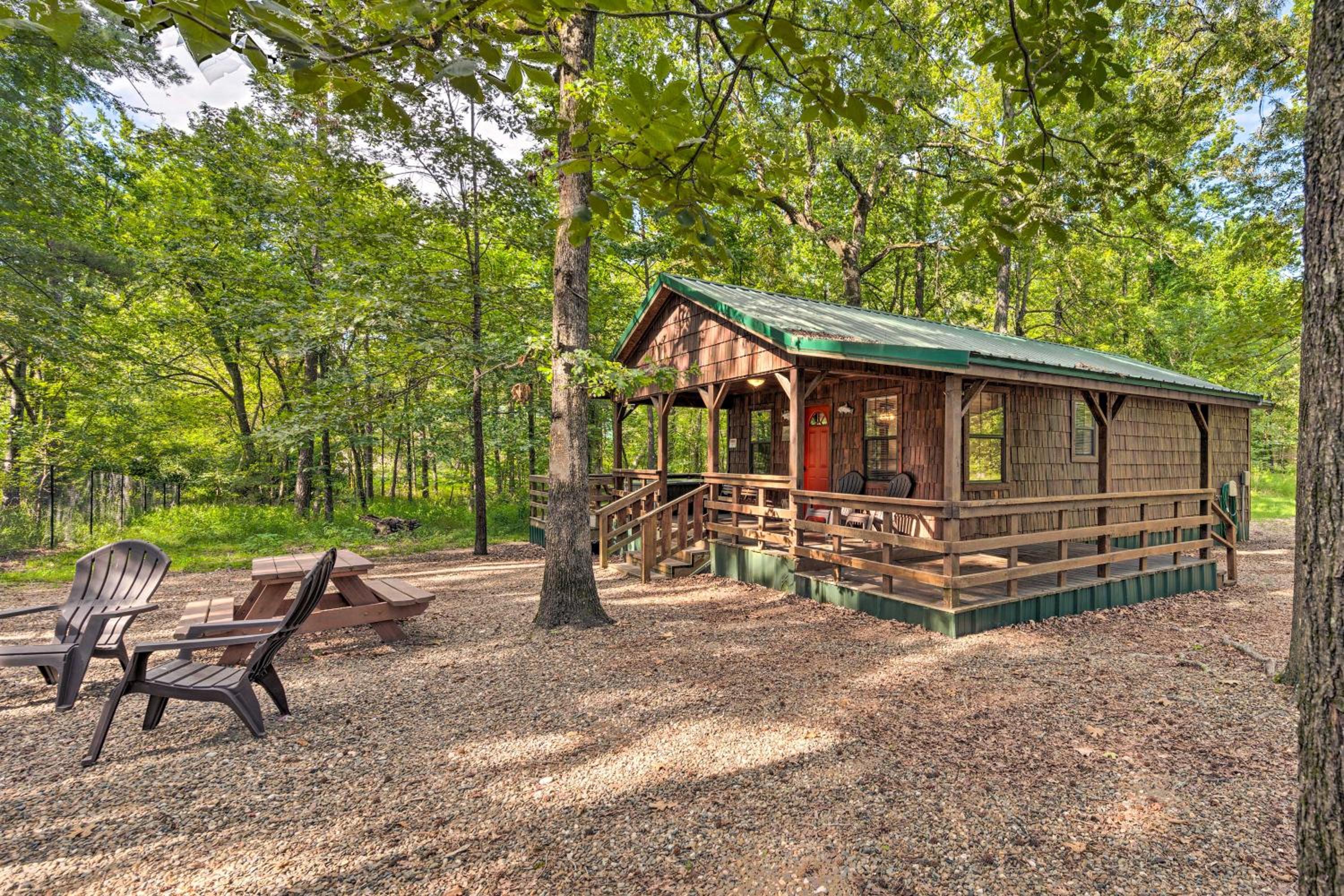Relaxing Broken Bow Bungalow with Hot Tub and Deck! Images