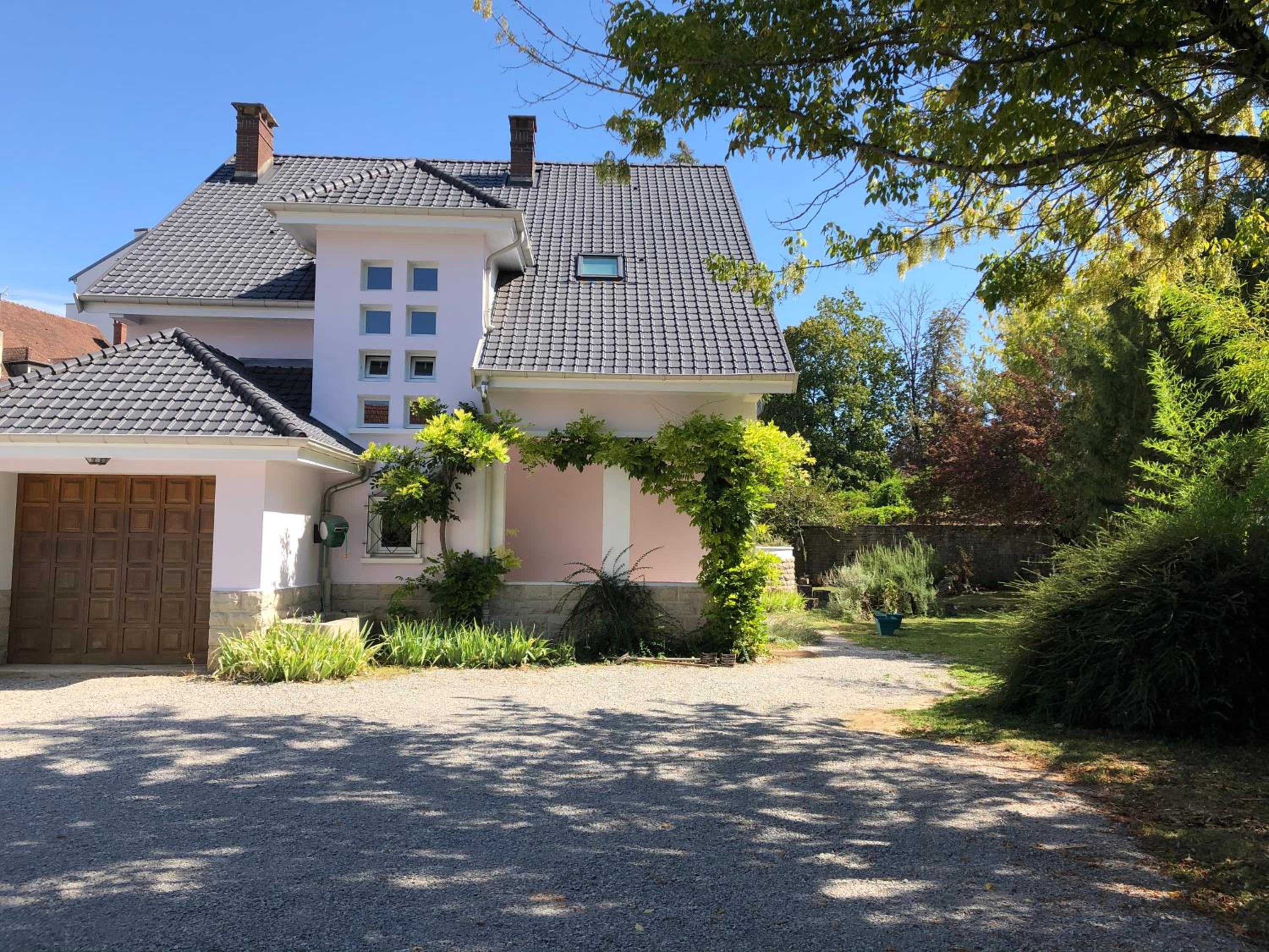 La Maison, 4 appartements 3 étoiles climatisés au centre ville avec jardin proche du Parc et des Thermes Images