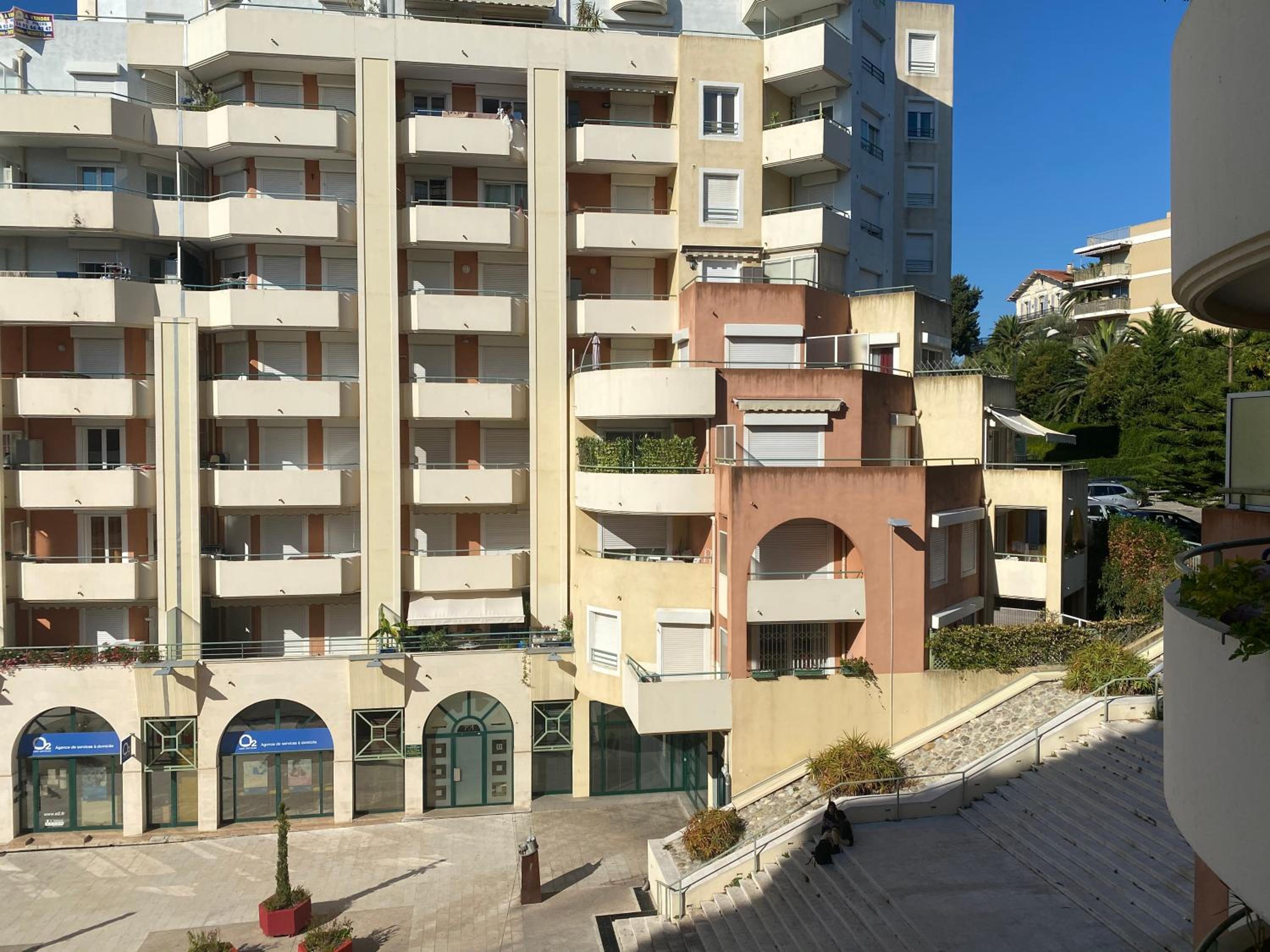 Palais des Arts, Proche Tram et Promenade Images