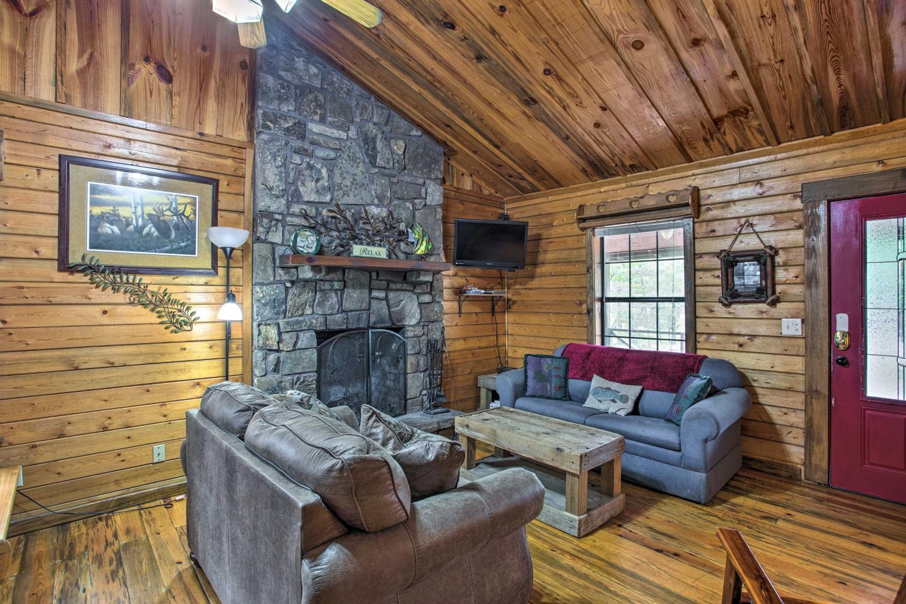 Timber Brooke Cabin Hot Tub and Central Location! Images