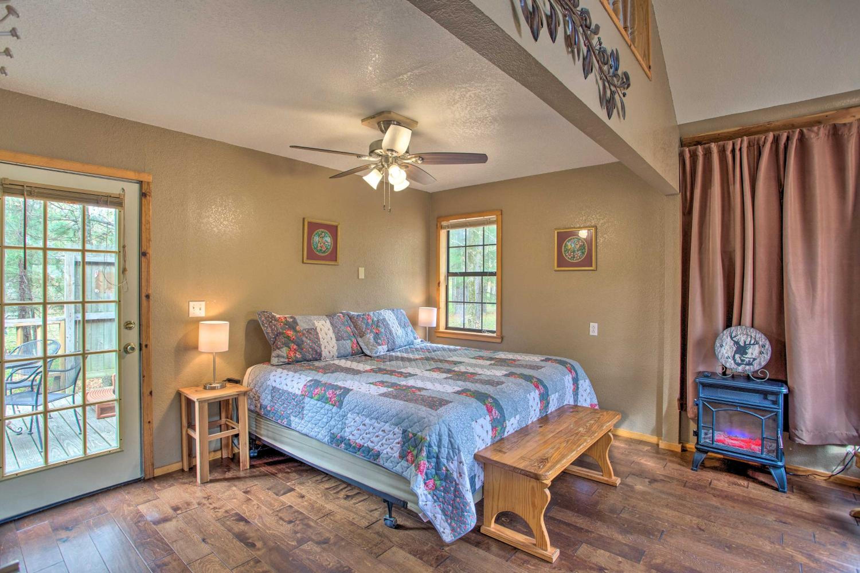 Peaceful Wild Rose Cabin with Private Hot Tub! Images
