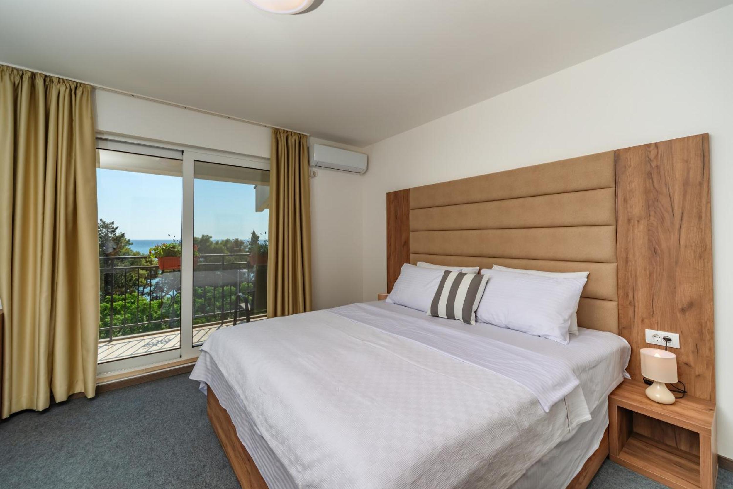 Mika's Seaview Apartments Images