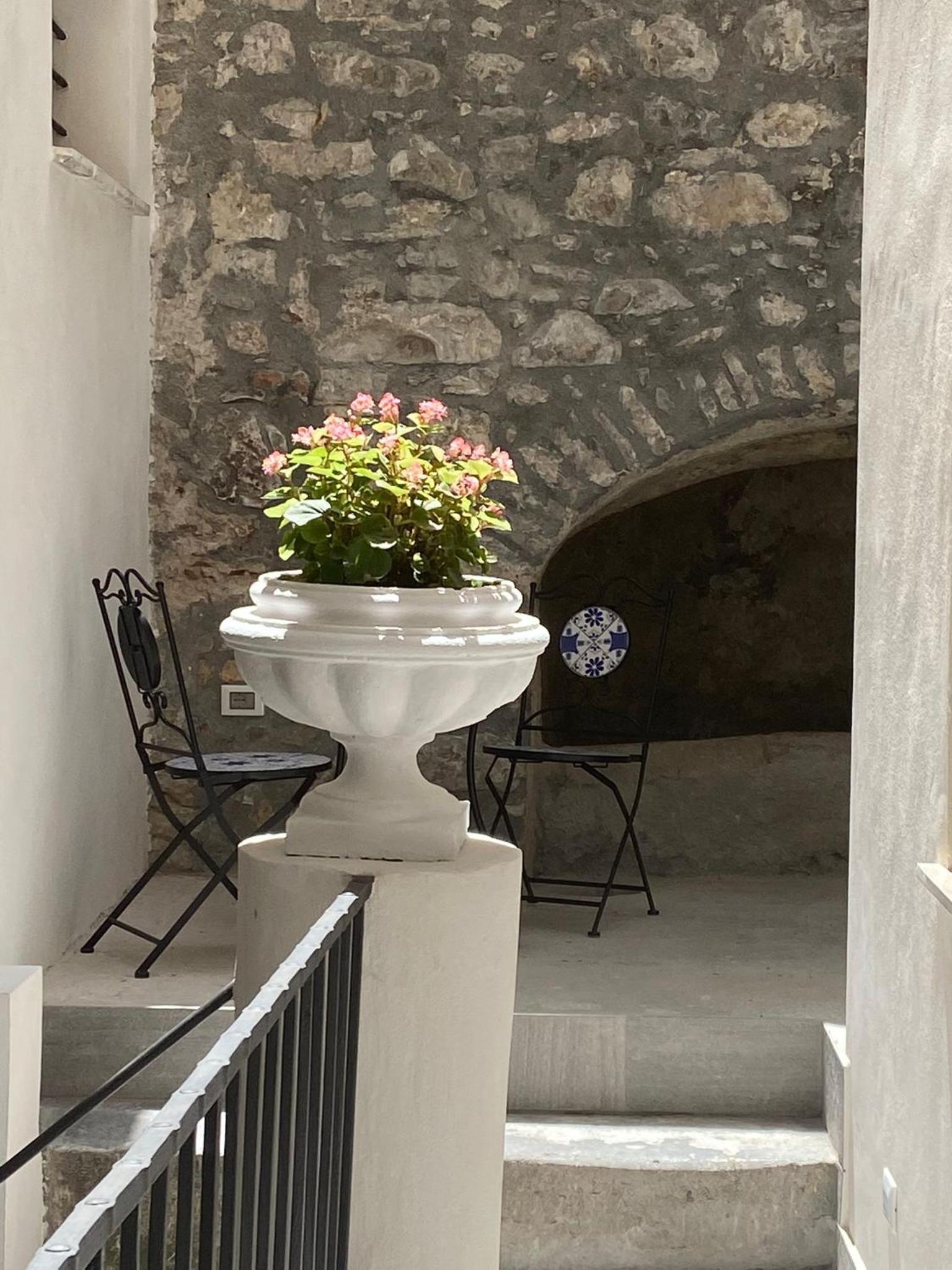 Patio1861 - A Sicilian deluxe apartment Images