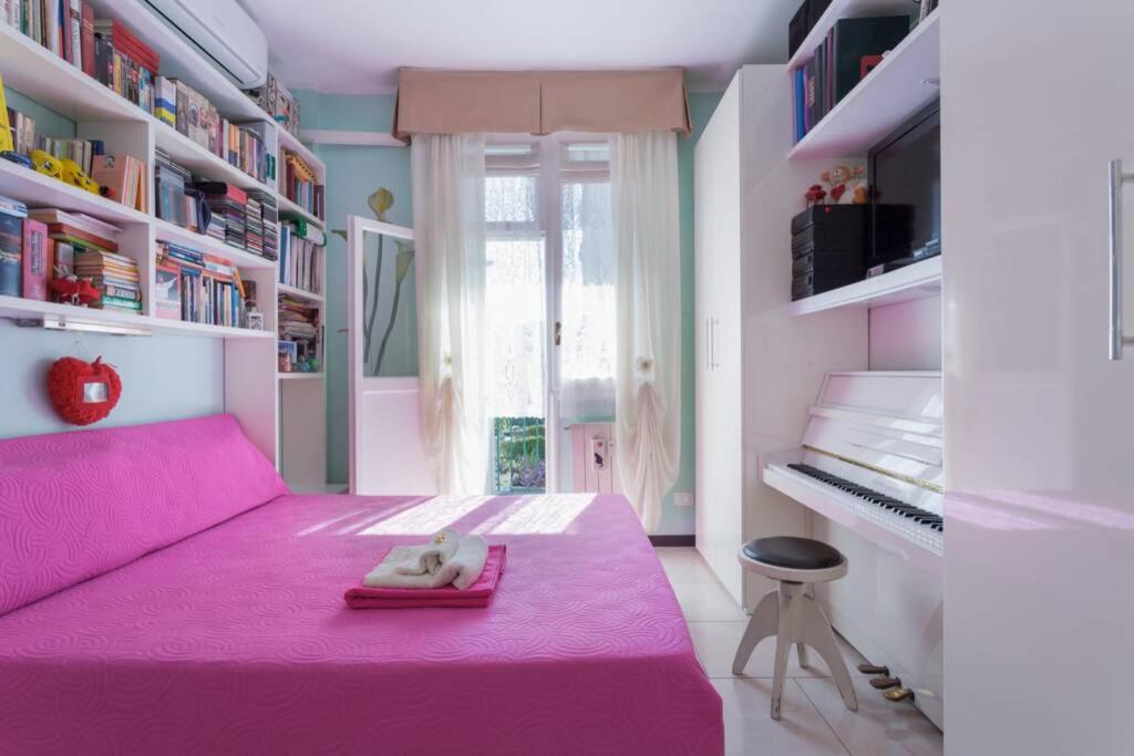 Bright & Cozy Room With Balcony Images