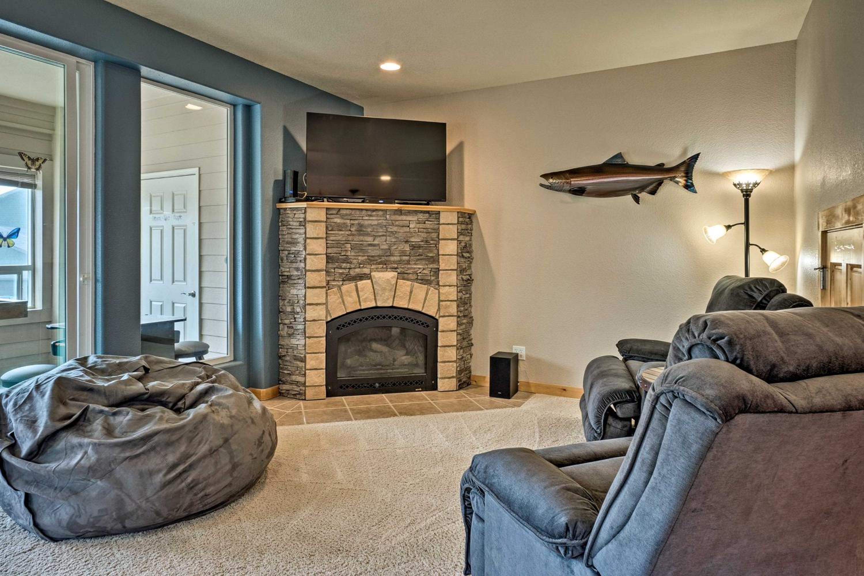 Gold Beach Townhome with Ocean Views and Sunroom! Images