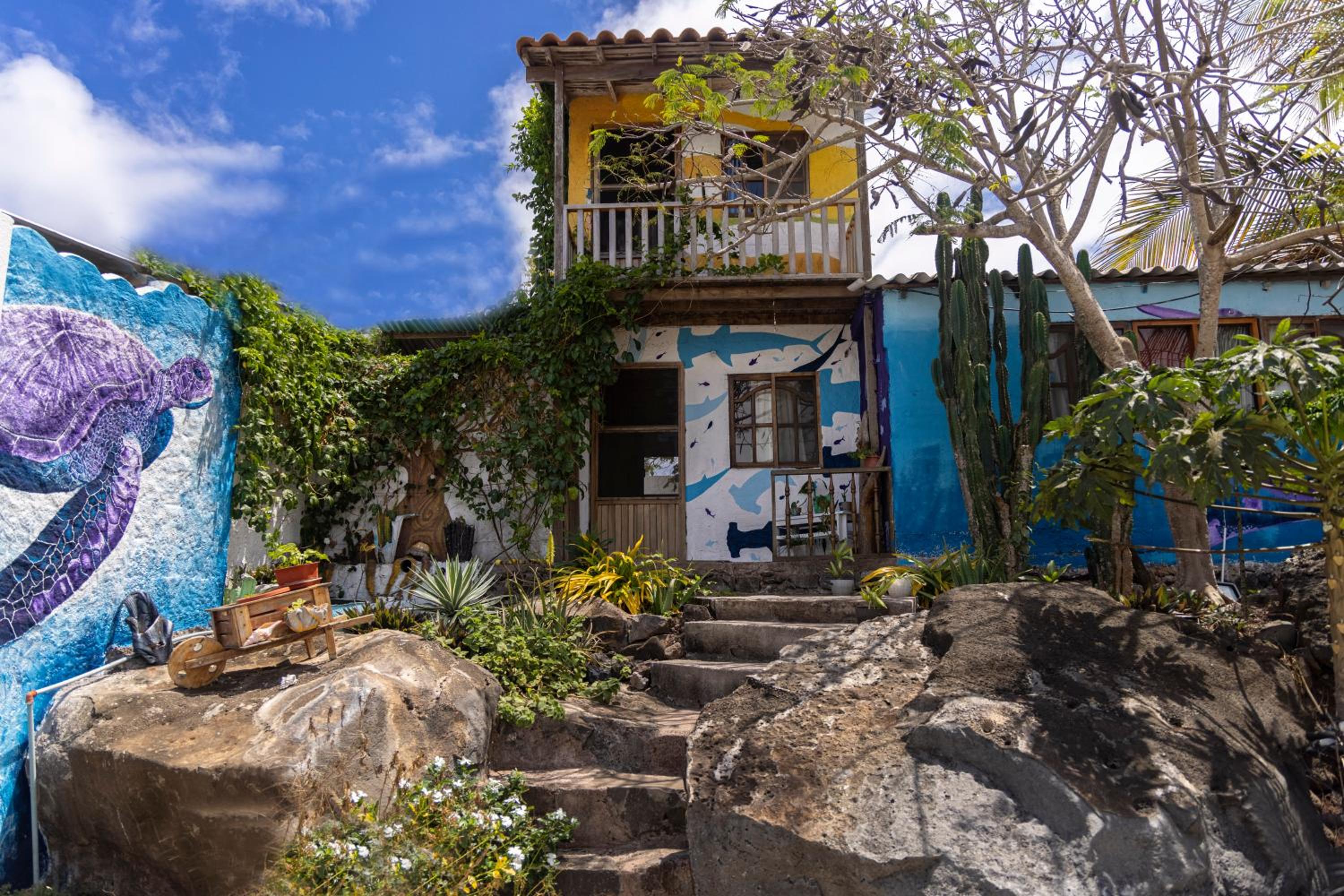 Ideal y linda casita en San Cristóbal-Galápagos Images