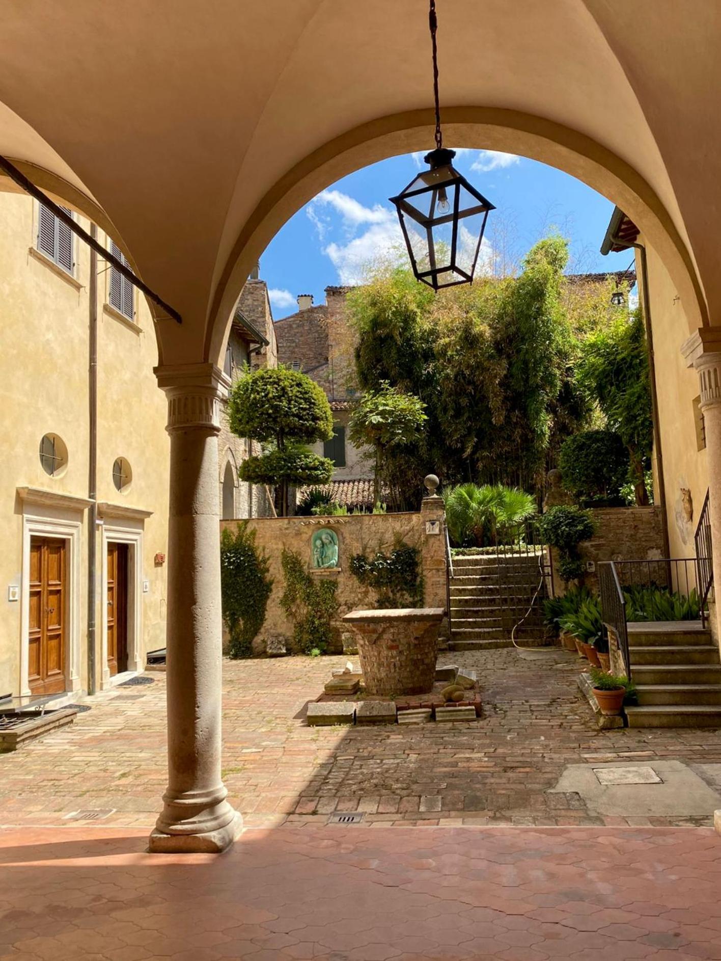 Il cortile in centro Images