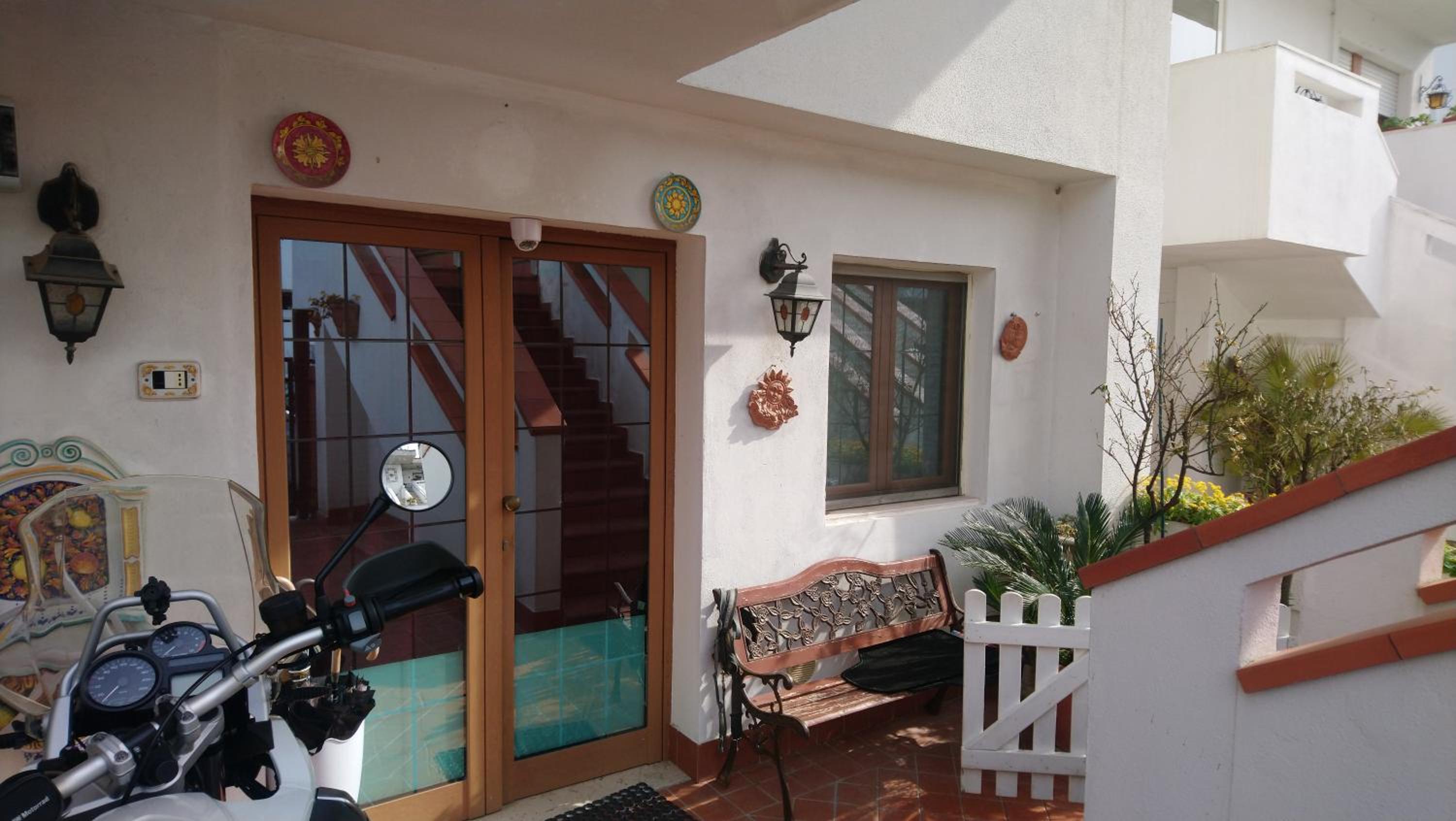 Intero appartamento, bilocale di 55 mq ,soggiorno cucina open con divano letto, una camera matrimoniale ,con Giardino privato e corte Images