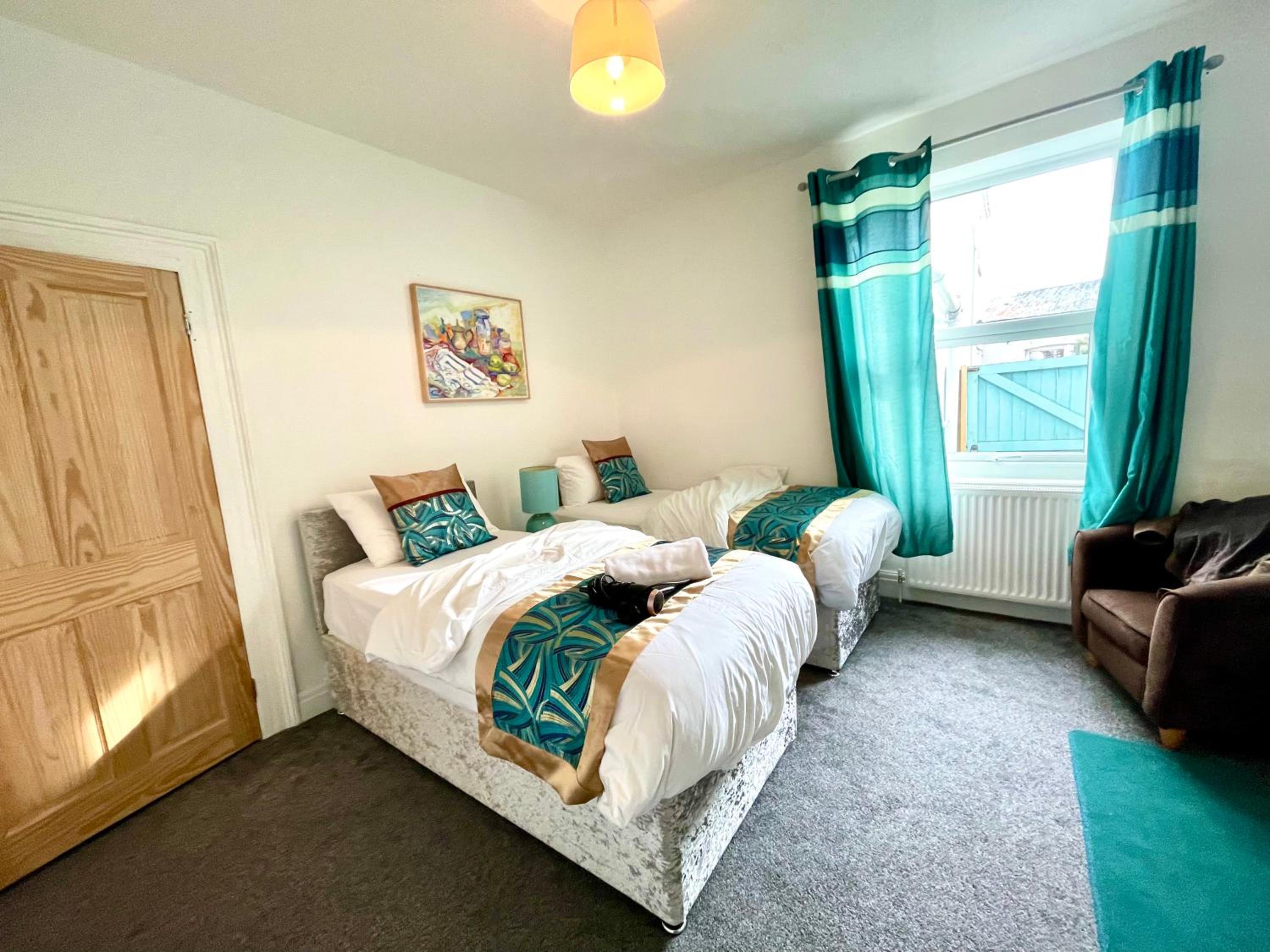 3 bedroomed house for up to 7 people, close to The Hoe, Barbican & City Centre Images