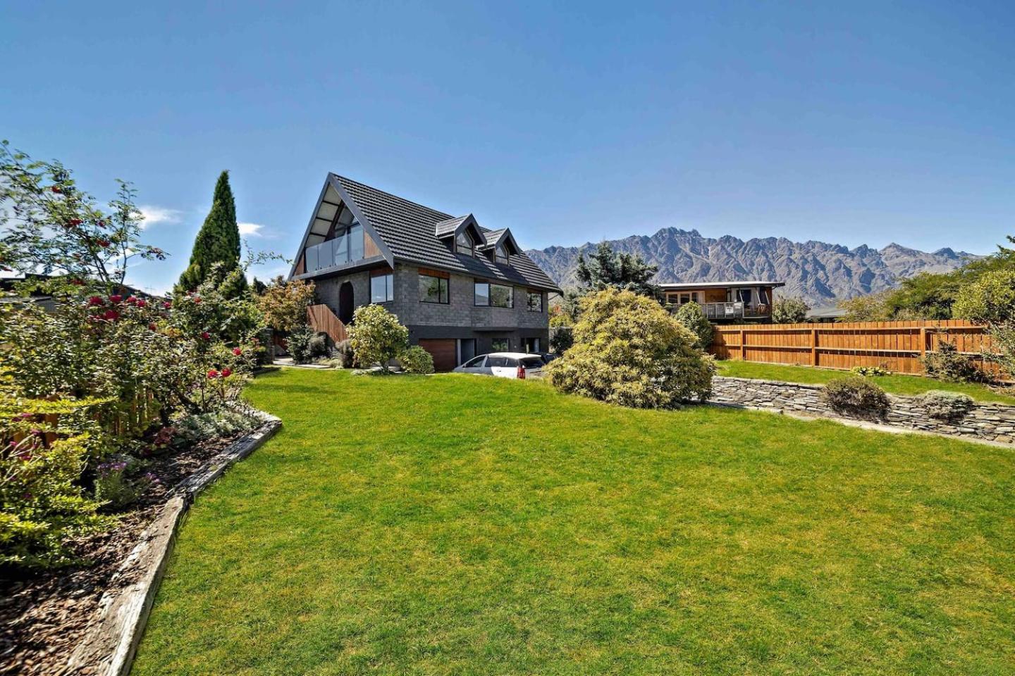The Gables - Queenstown - Beautiful, stylish, newly renovated 4 bedroom home Images