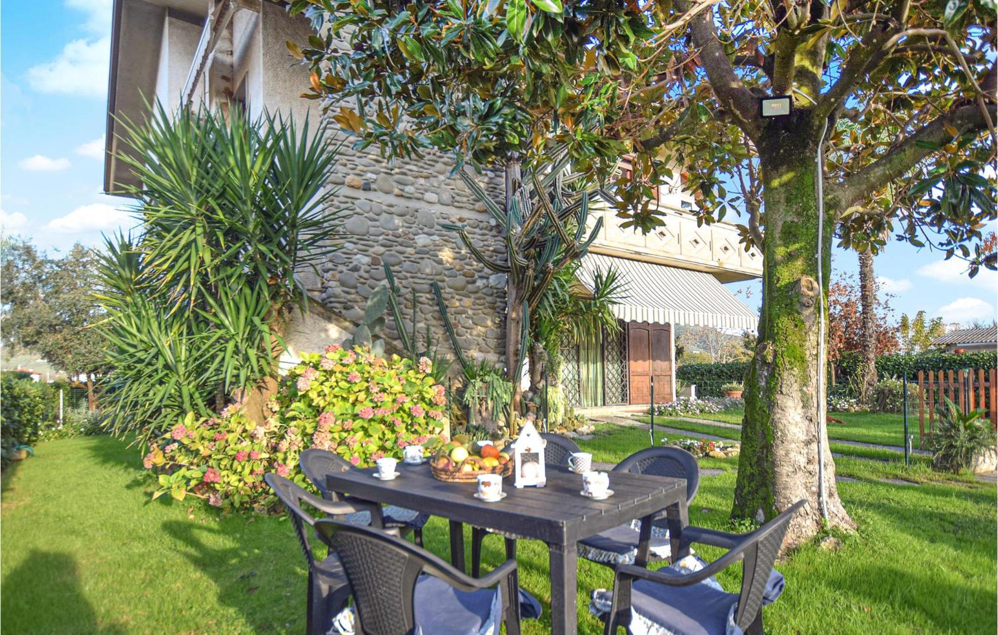3 Bedroom Awesome Apartment In Capezzano Pianore Images