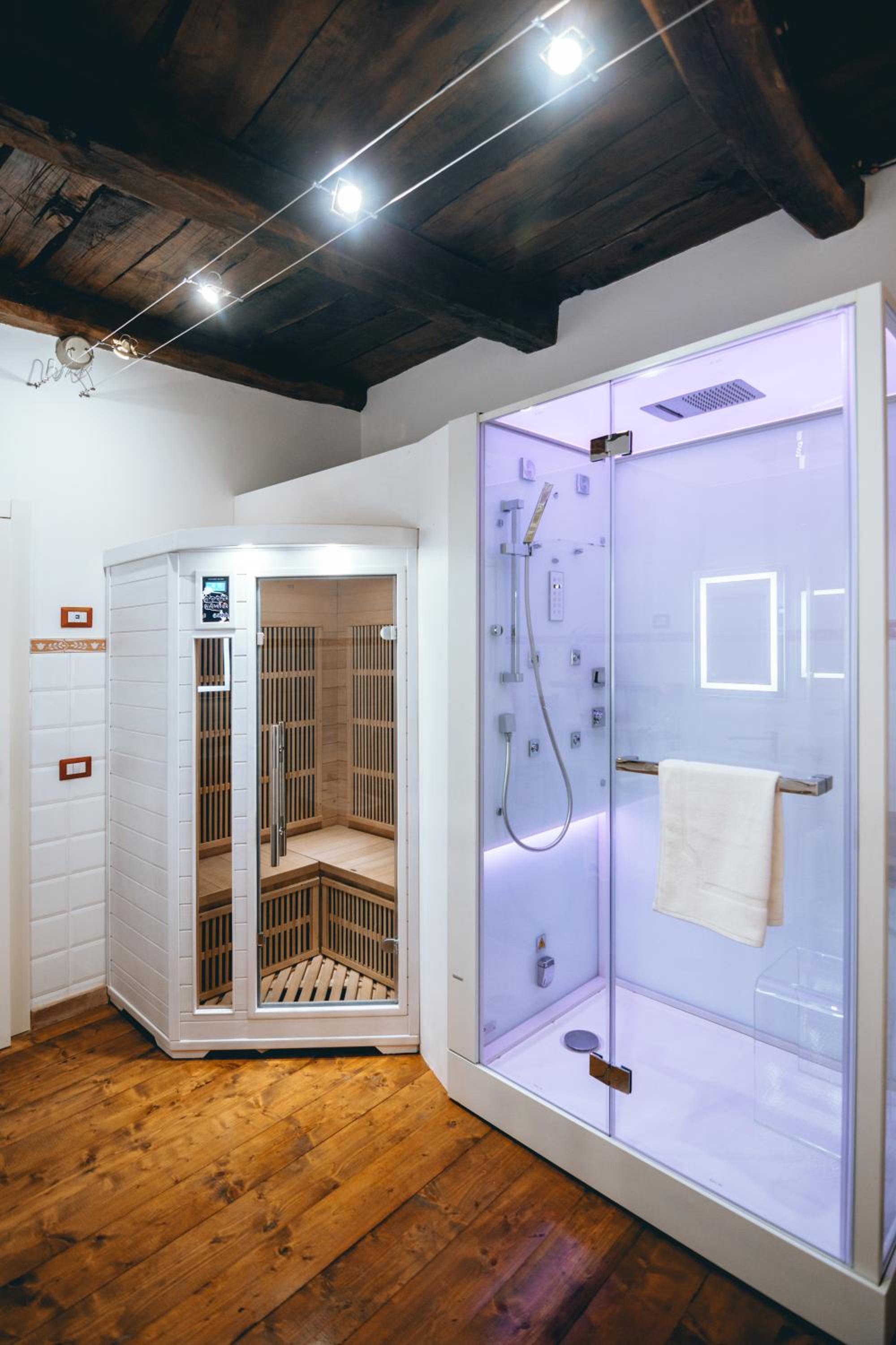 Casa - Il Gioiello - con Jacuzzi e Sauna Images