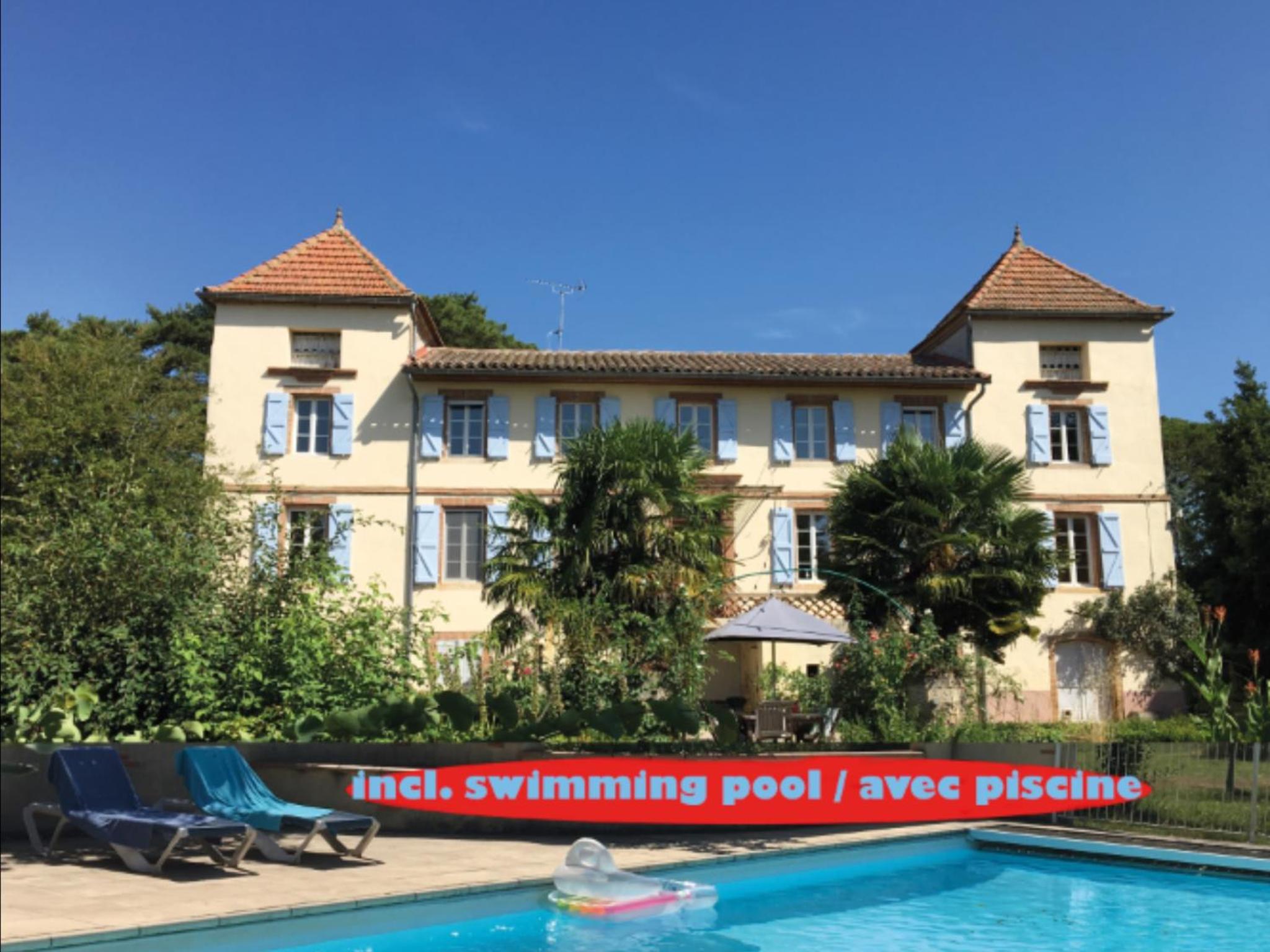 Domaine de Ménerque - petit château avec piscine Images