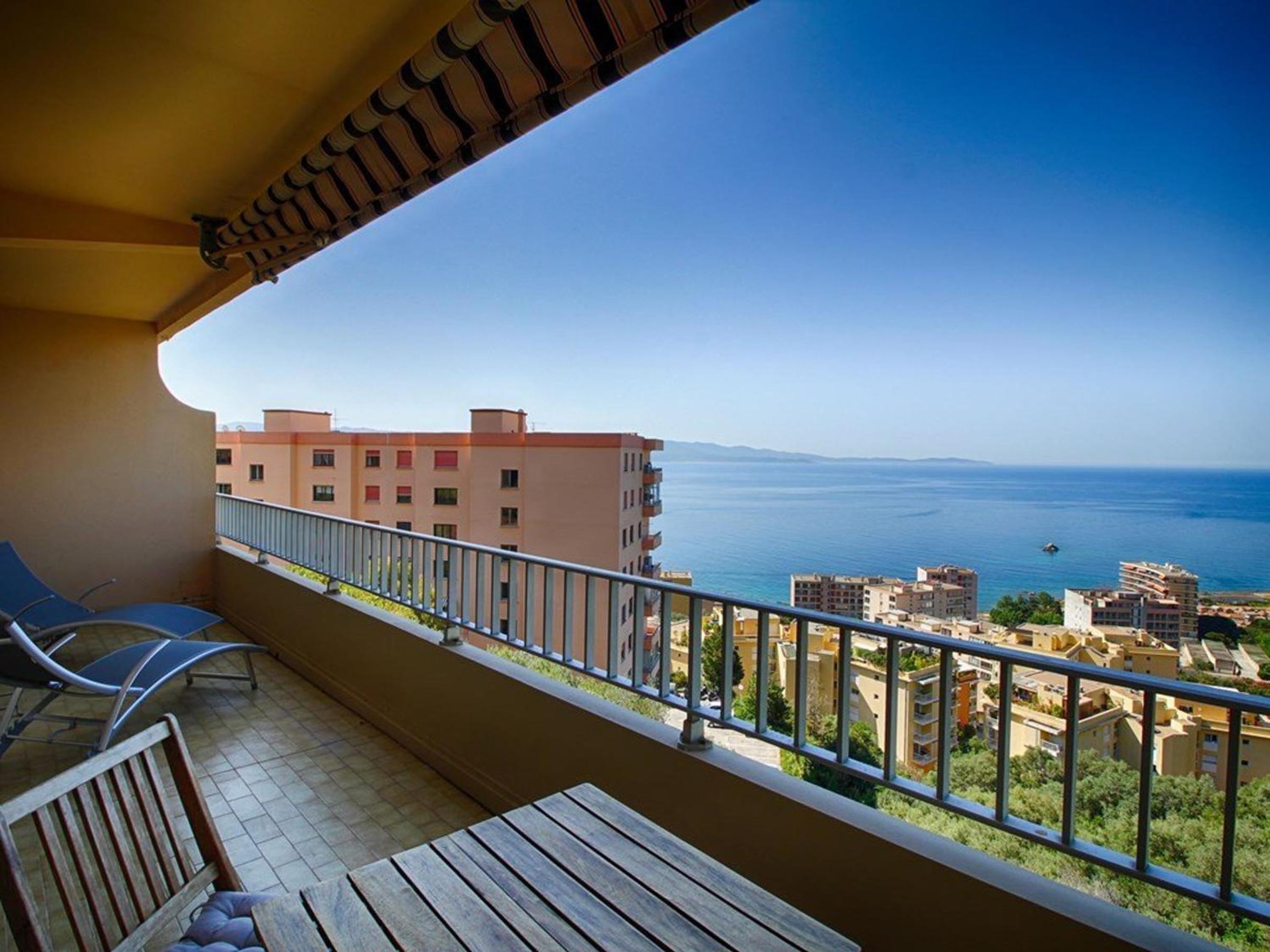 Appartement avec terrasse vue mer près du centre et plages, parking inclus - FR-1-61-594 Images