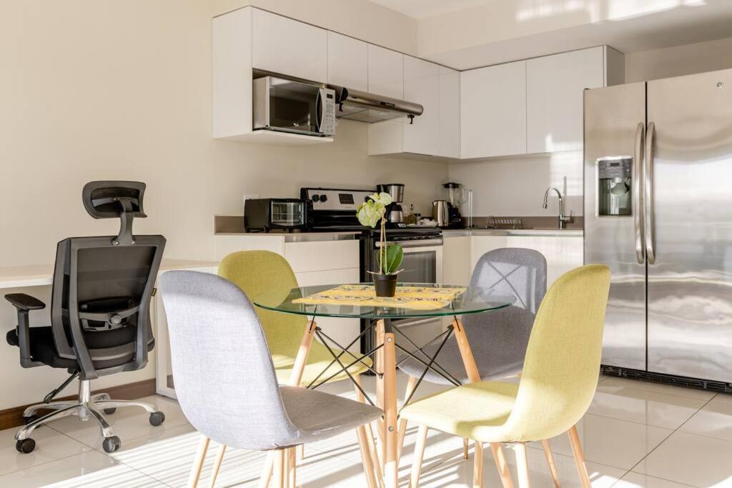 New & Modern APT - 100 MBPS 15 min from airport Images