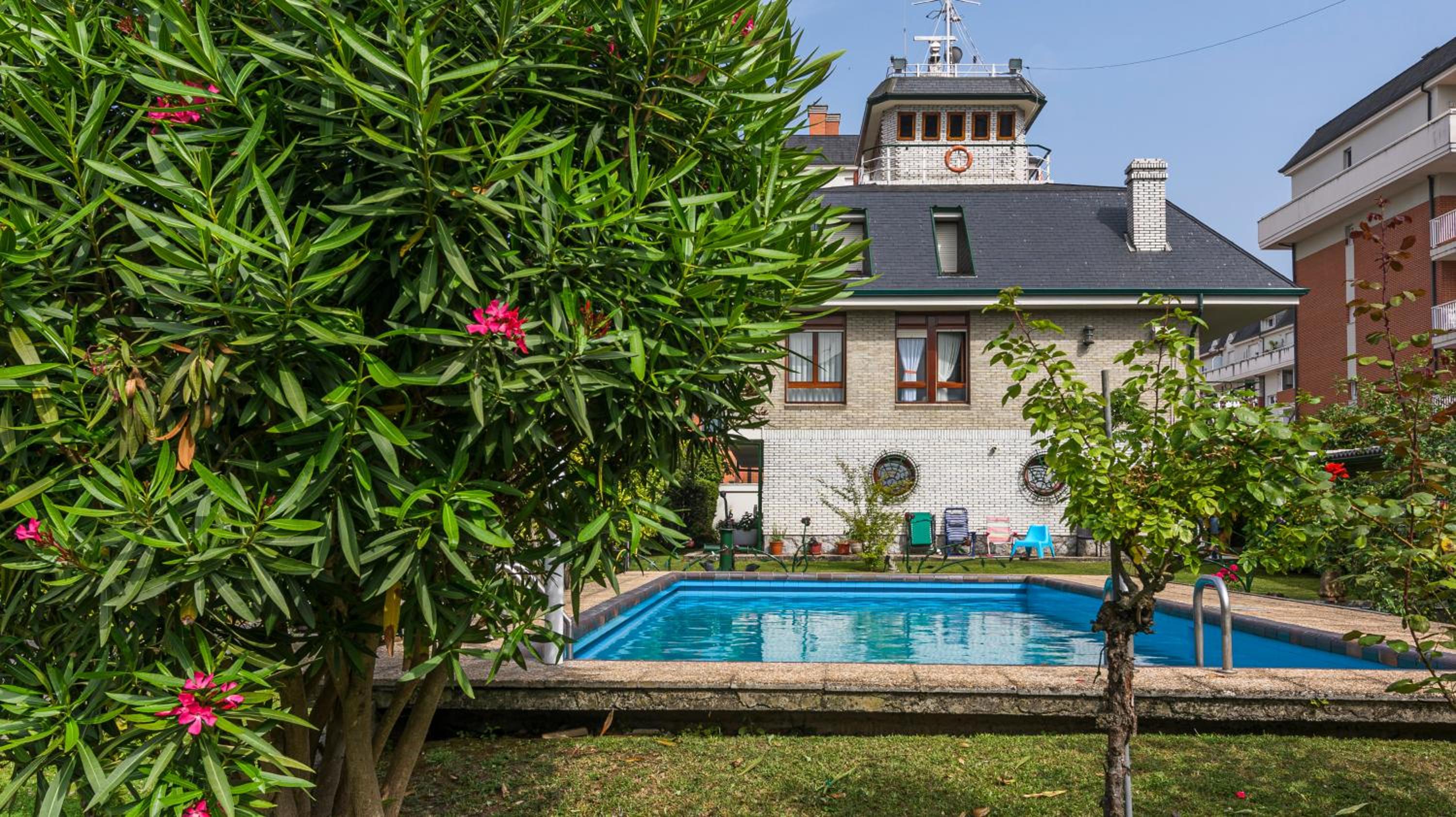 Casa marinera con piscina y jardín. Images