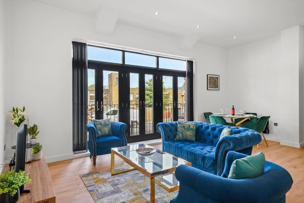 Luxury Split Level 2 Bed Apartment Images