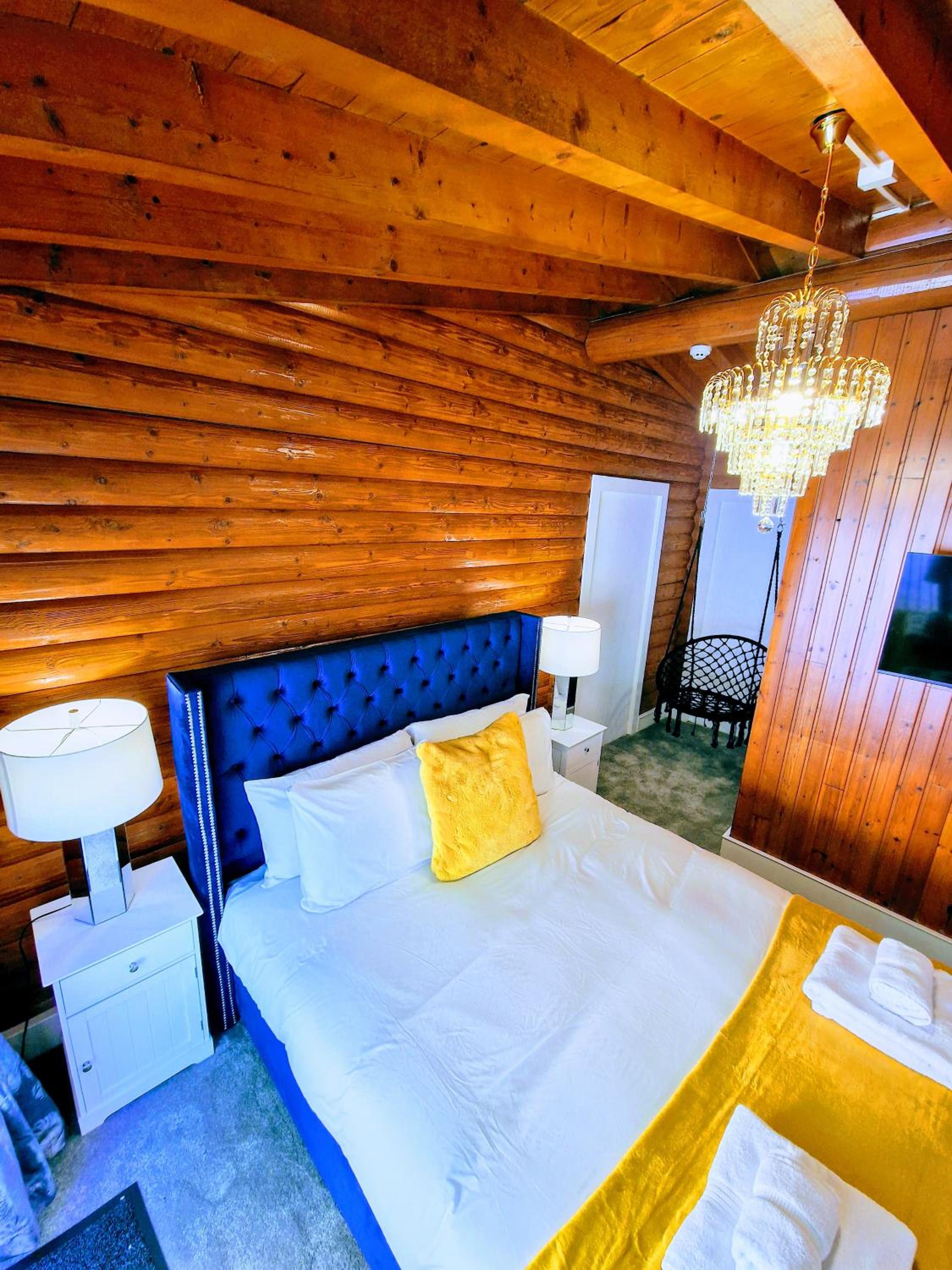 Kaoglen Apollo-Hot tub-Cairngorms-Pet friendly Images
