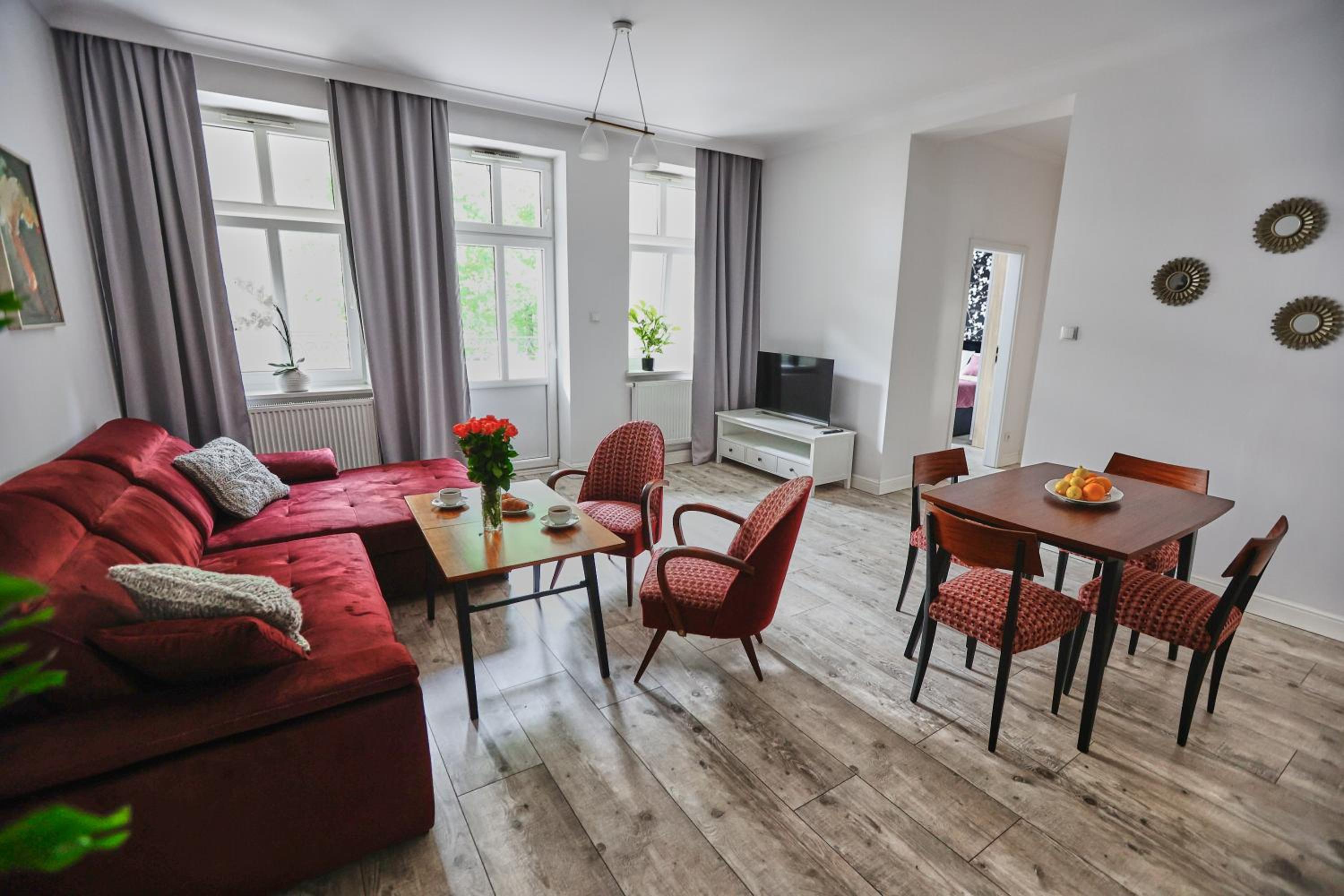 Czerwony Apartament DE LUX dla 4 osób Chorzów Katowice Images