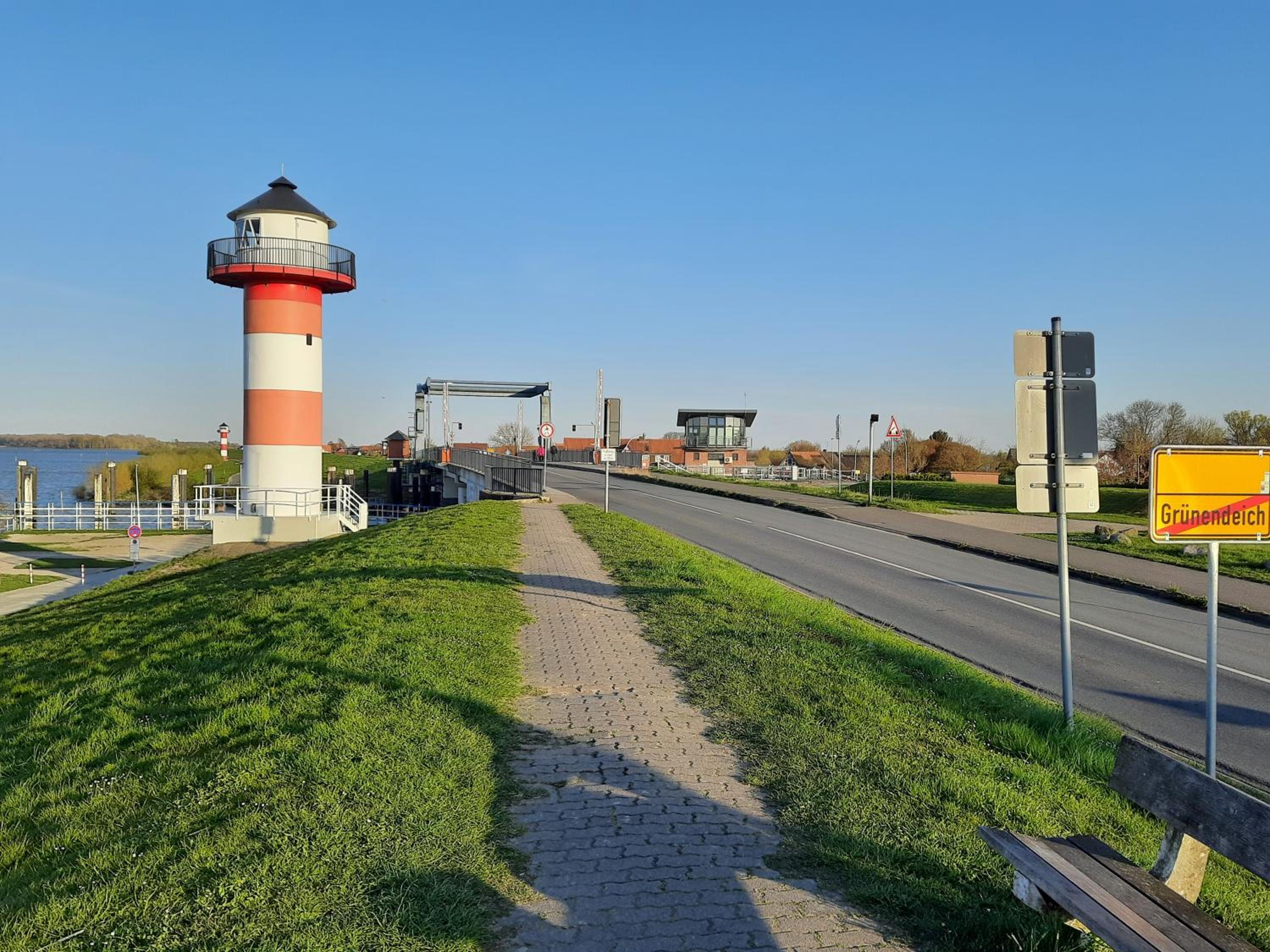 Auszeit am Fähranleger Images
