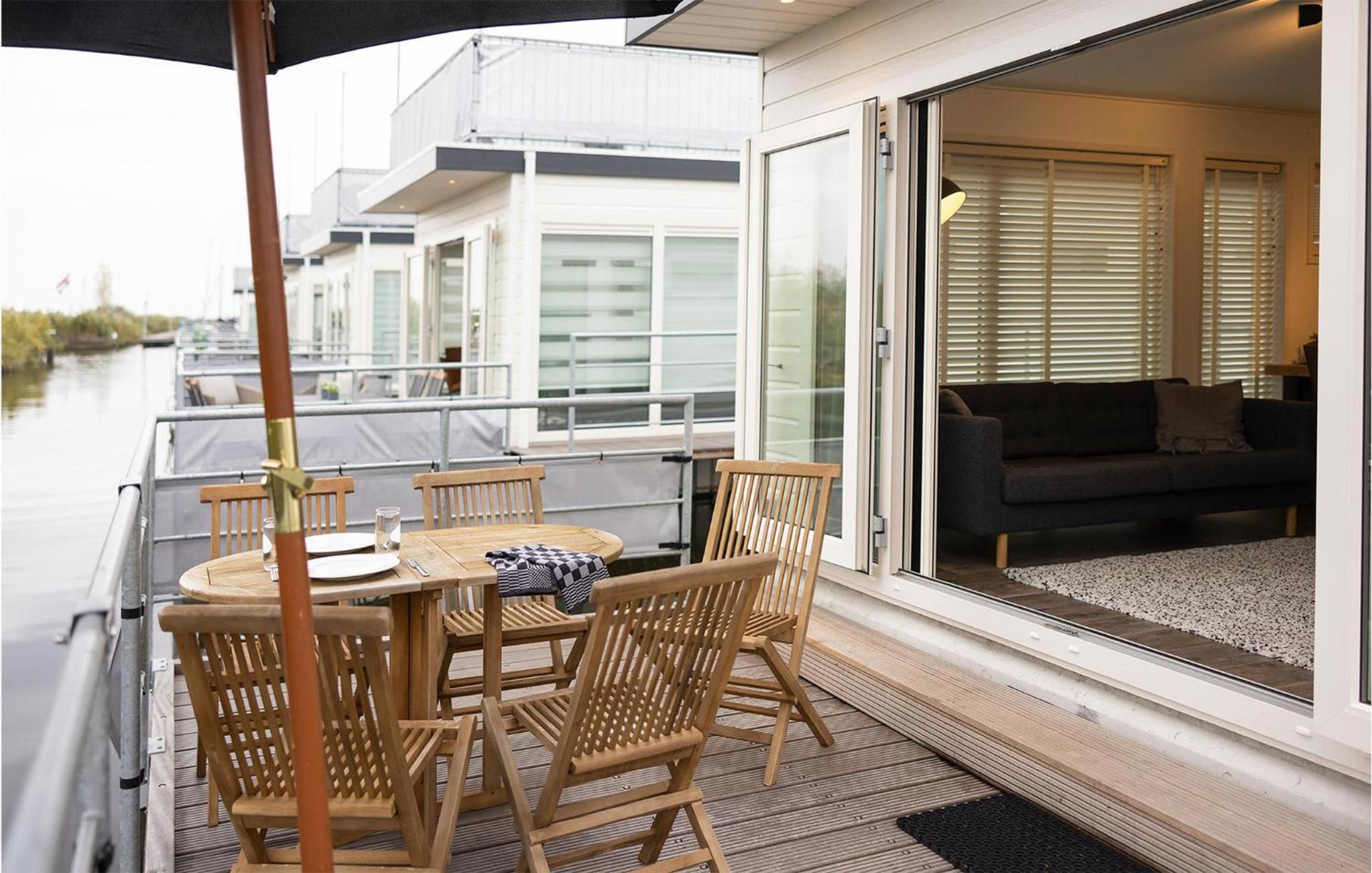 2 Bedroom Cozy Ship In Aalsmeer Images