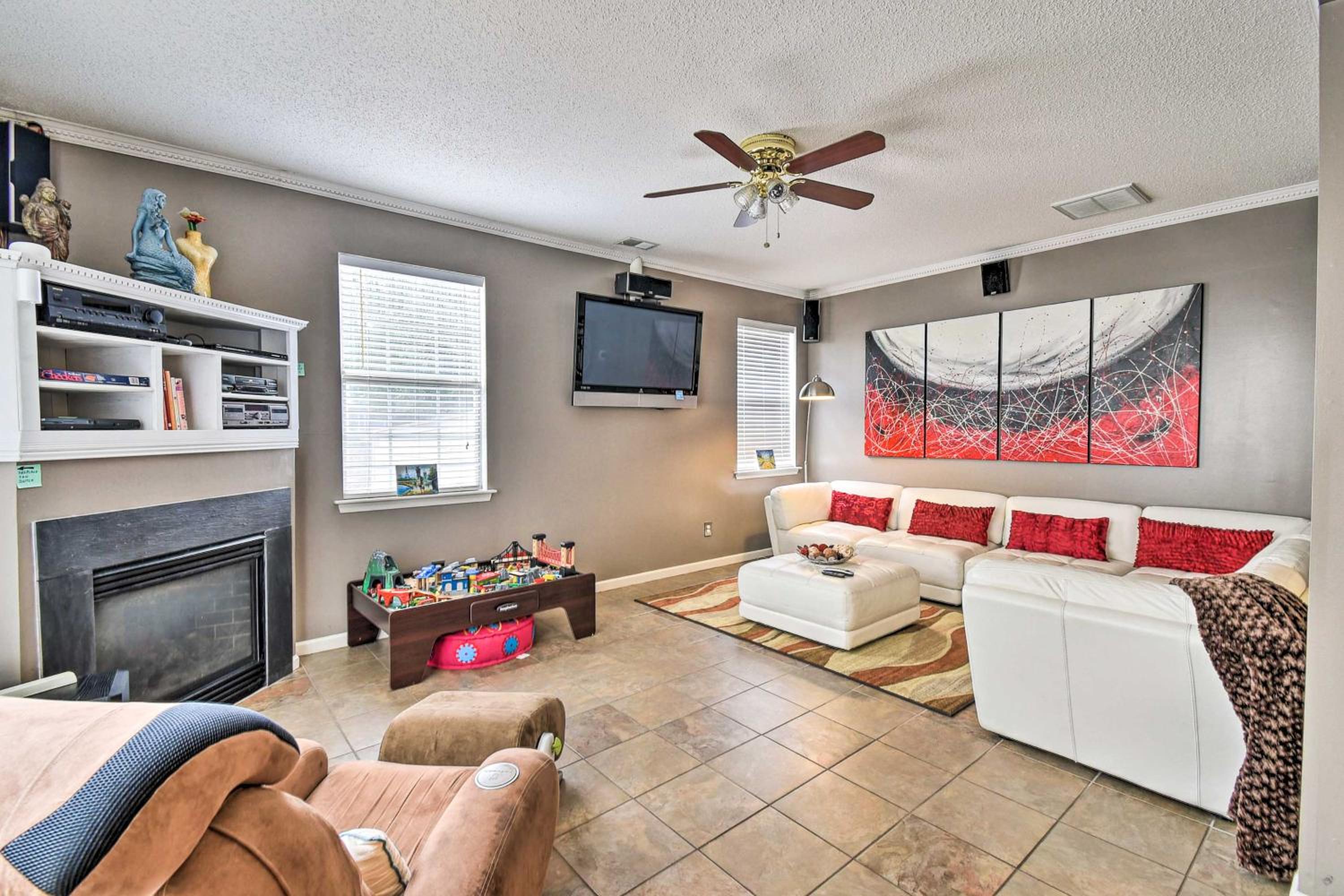Hampton Home with Fireplace and Close to Beaches! Images