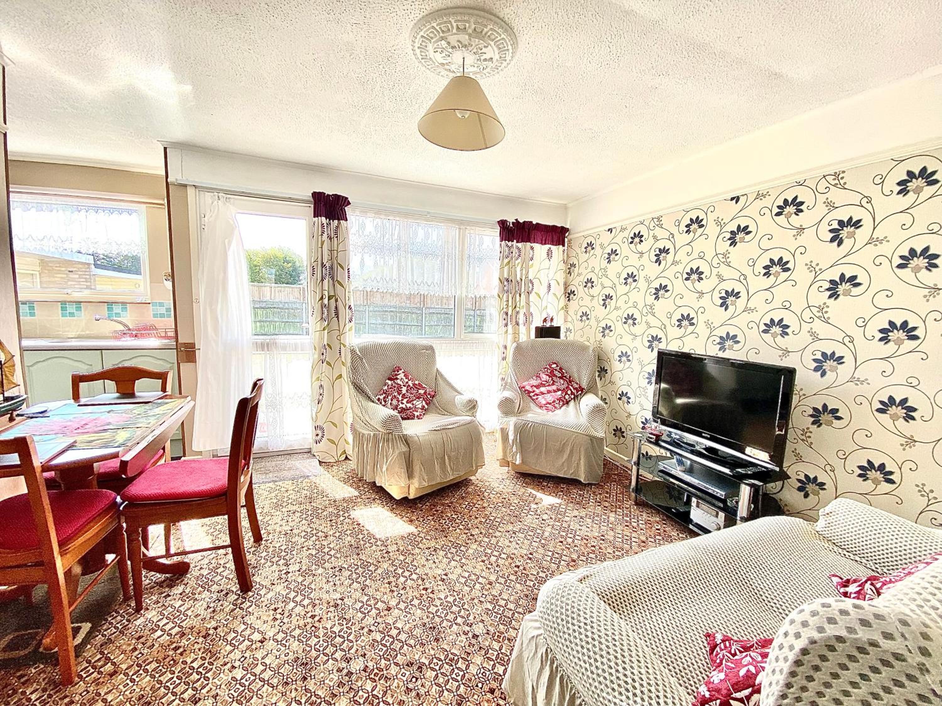 Quiet and Comfy 2- bedroom Holiday Chalet, walk to the beach, Norfolk Images