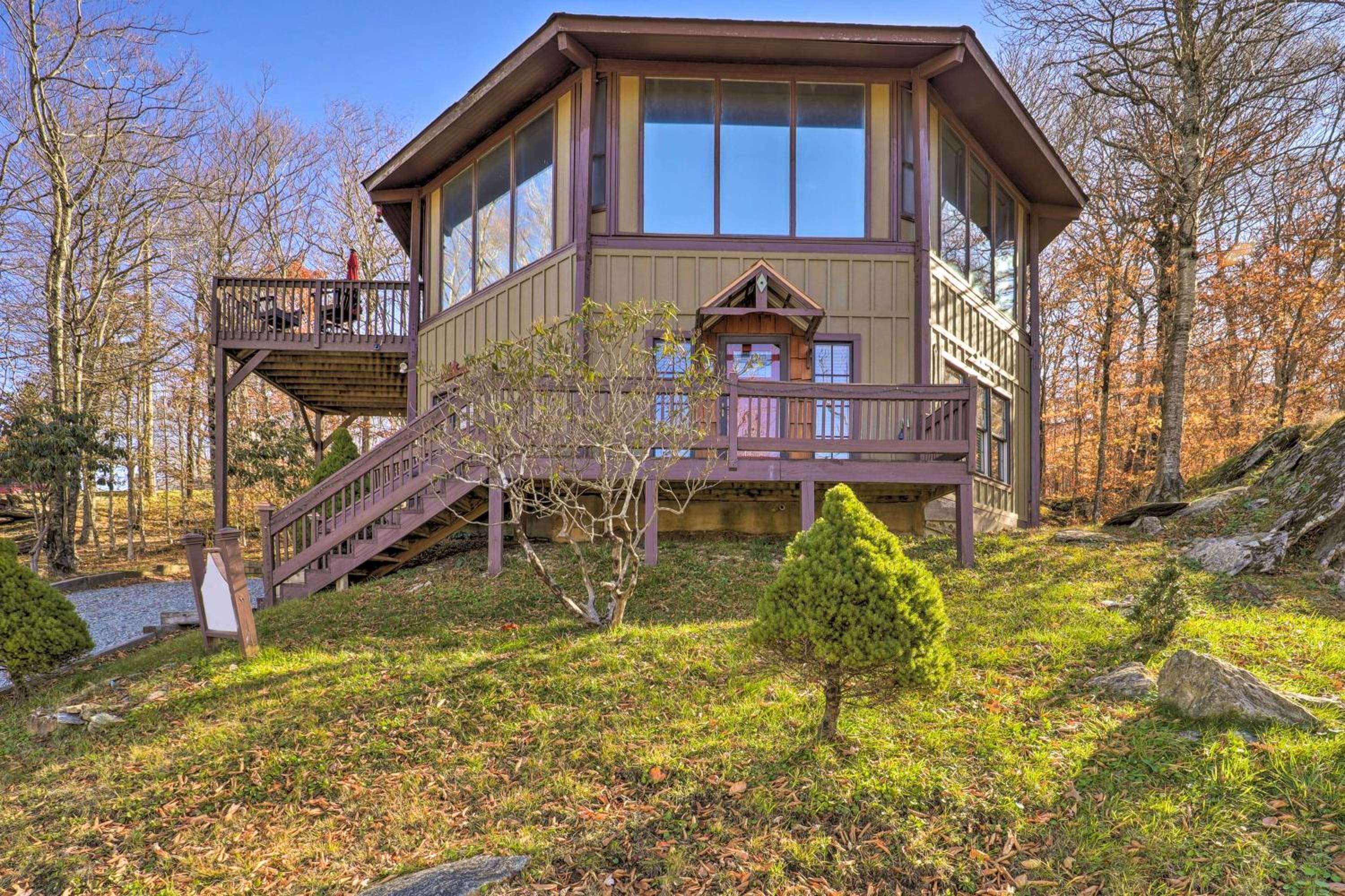 Skiway Chalet Beech Mountain Home with Hot Tub! Images