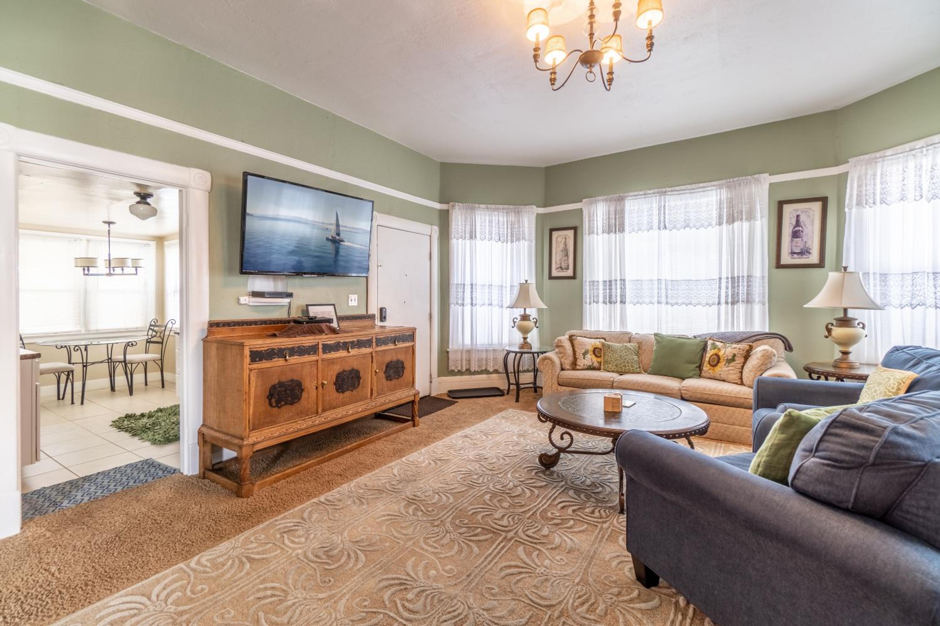 Rustic 2-Bedroom walking distance to Downtown