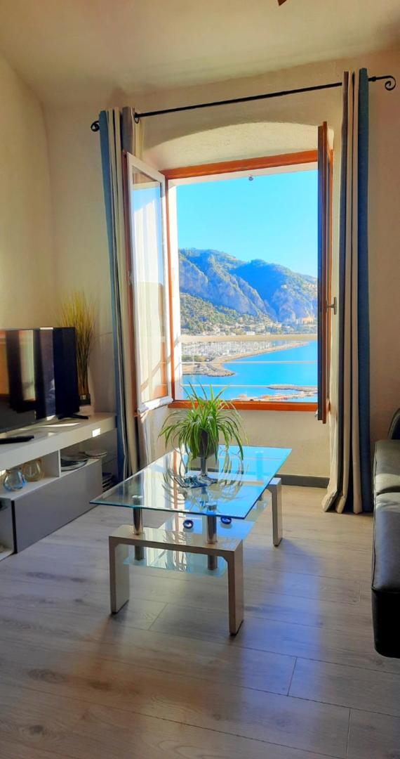 MENTON, centre historique, vue mer Images