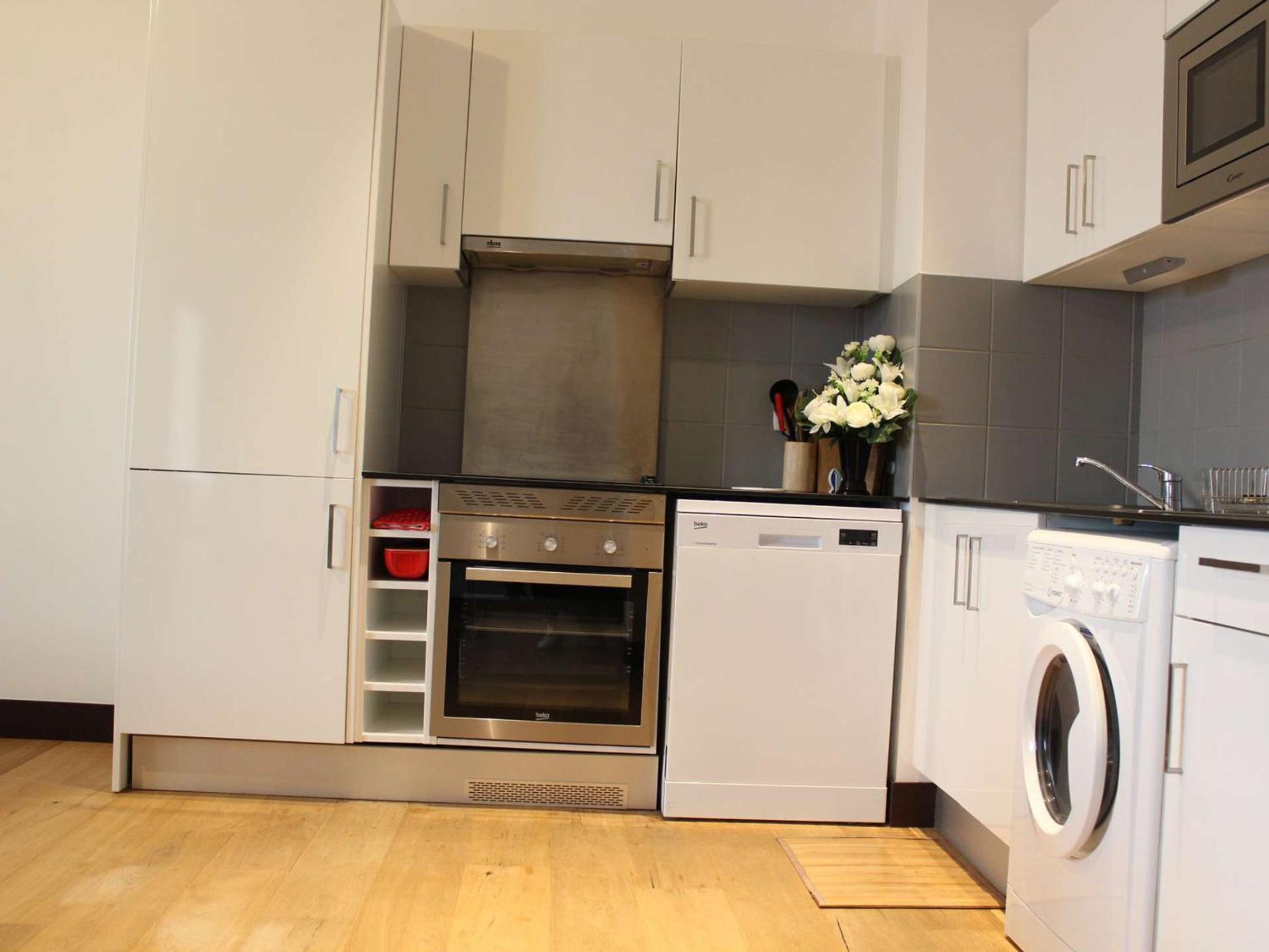 Appartement 3 pièces avec cuisine équipée, TV, et parquet massif à Rochefort - FR-1-246B-462 Images