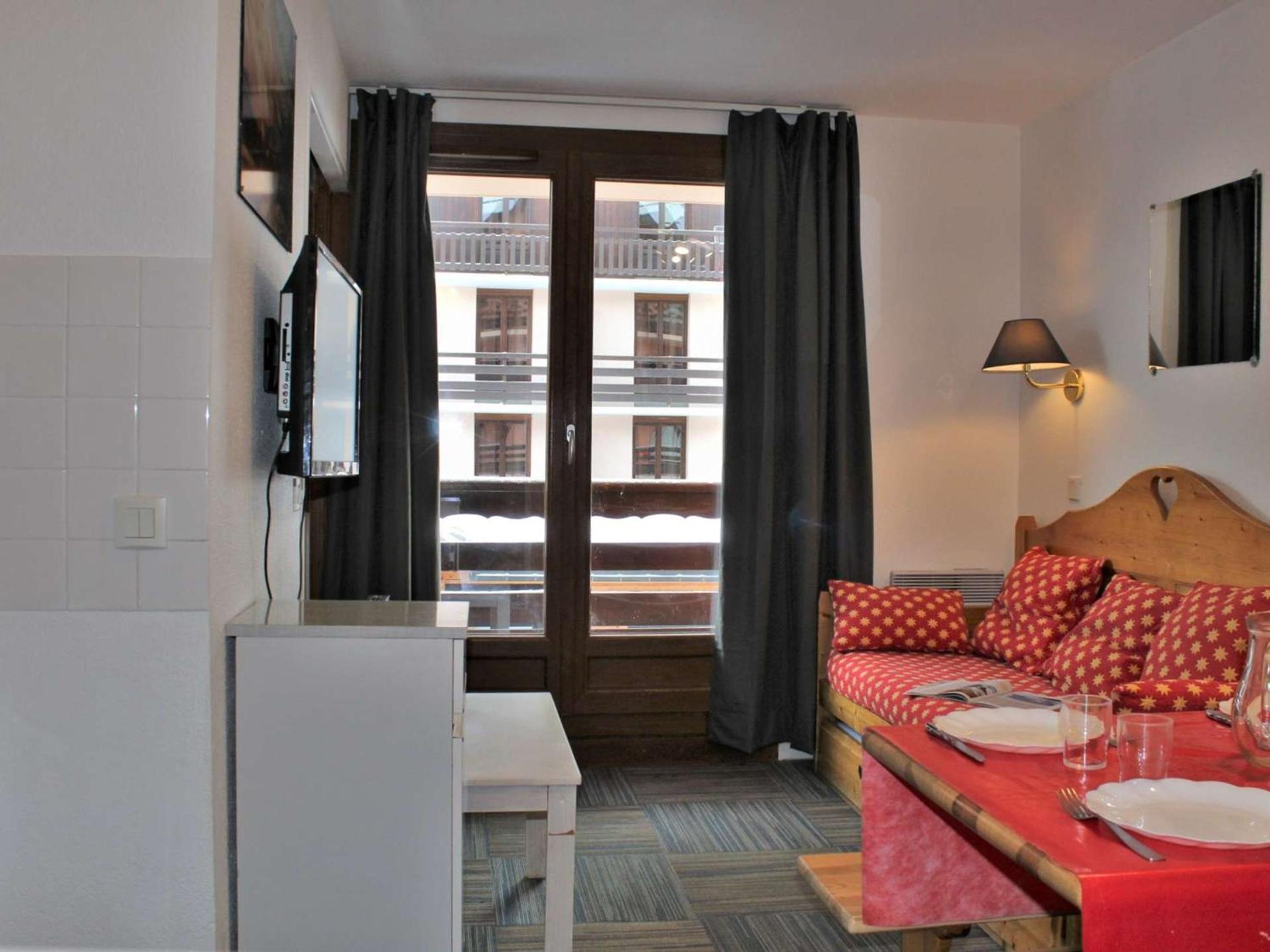 Studio cabine 6 pers à Risoul 1850, skis aux pieds, balcon sud, proche navette gratuite - FR-1-330-544 Images