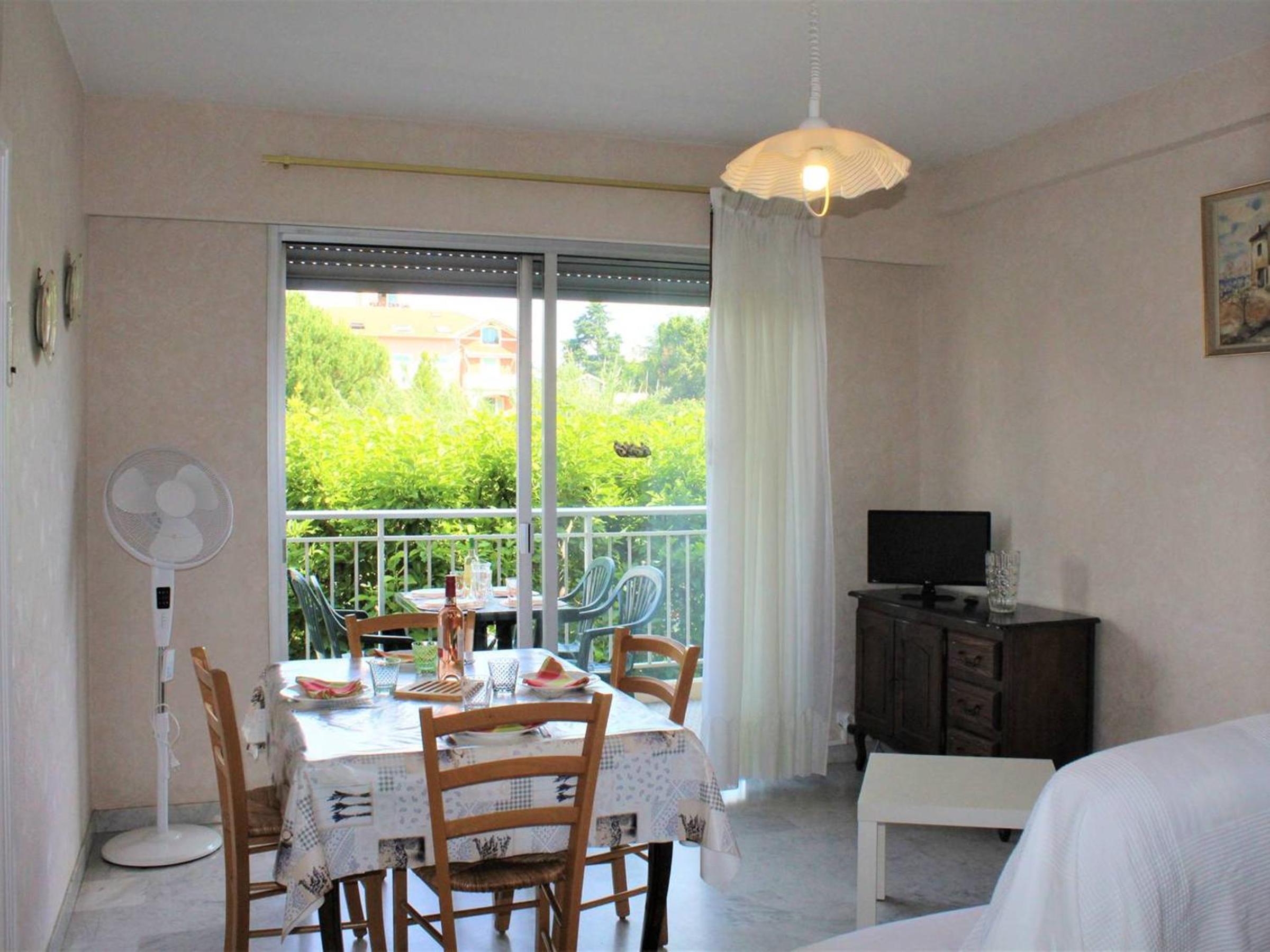 Studio Cosy avec Terrasse et Parking, à 30m de la Mer, Cagnes-sur-Mer - FR-1-252A-56 Images