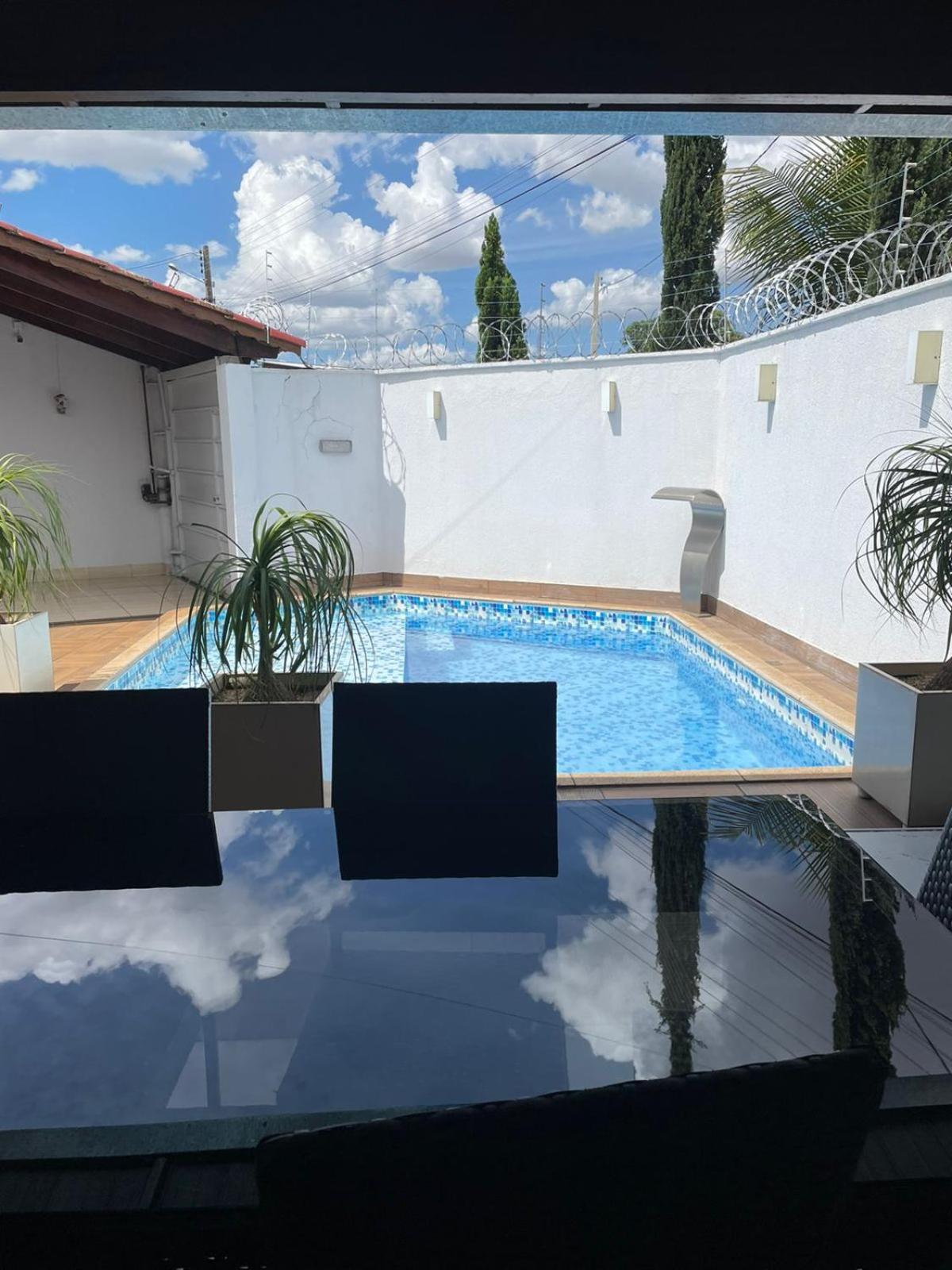 Casa aconchegante com 3 quartos sendo um suíte piscina,academia quintal, garagem 2 banheiros varanda gourmet Images