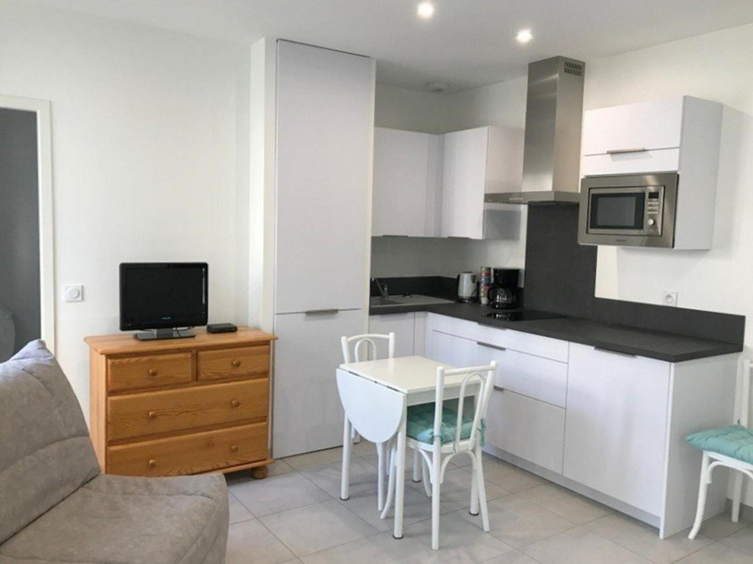Studio rénové en centre-ville, idéal pour des vacances à pied, calme et confort, classé 2 étoiles. - FR-1-4-512 Images