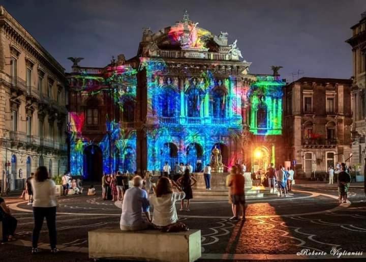 Dietro il Teatro casa confortevole in pieno centro Images