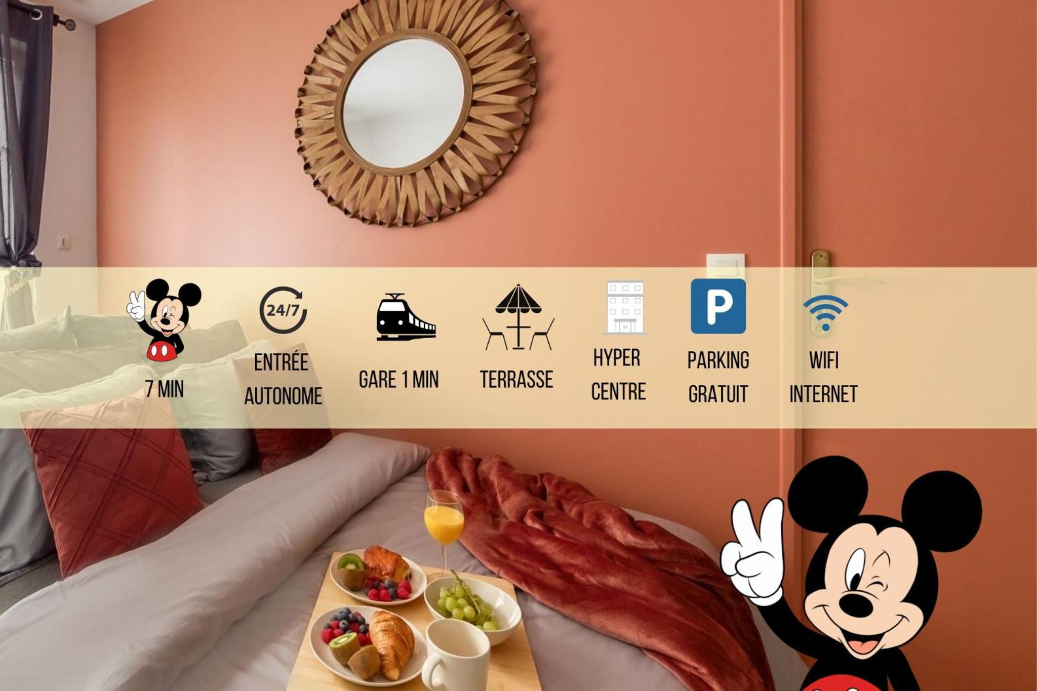 La Gare, Disneyland Paris terrasse parking gratuit Images