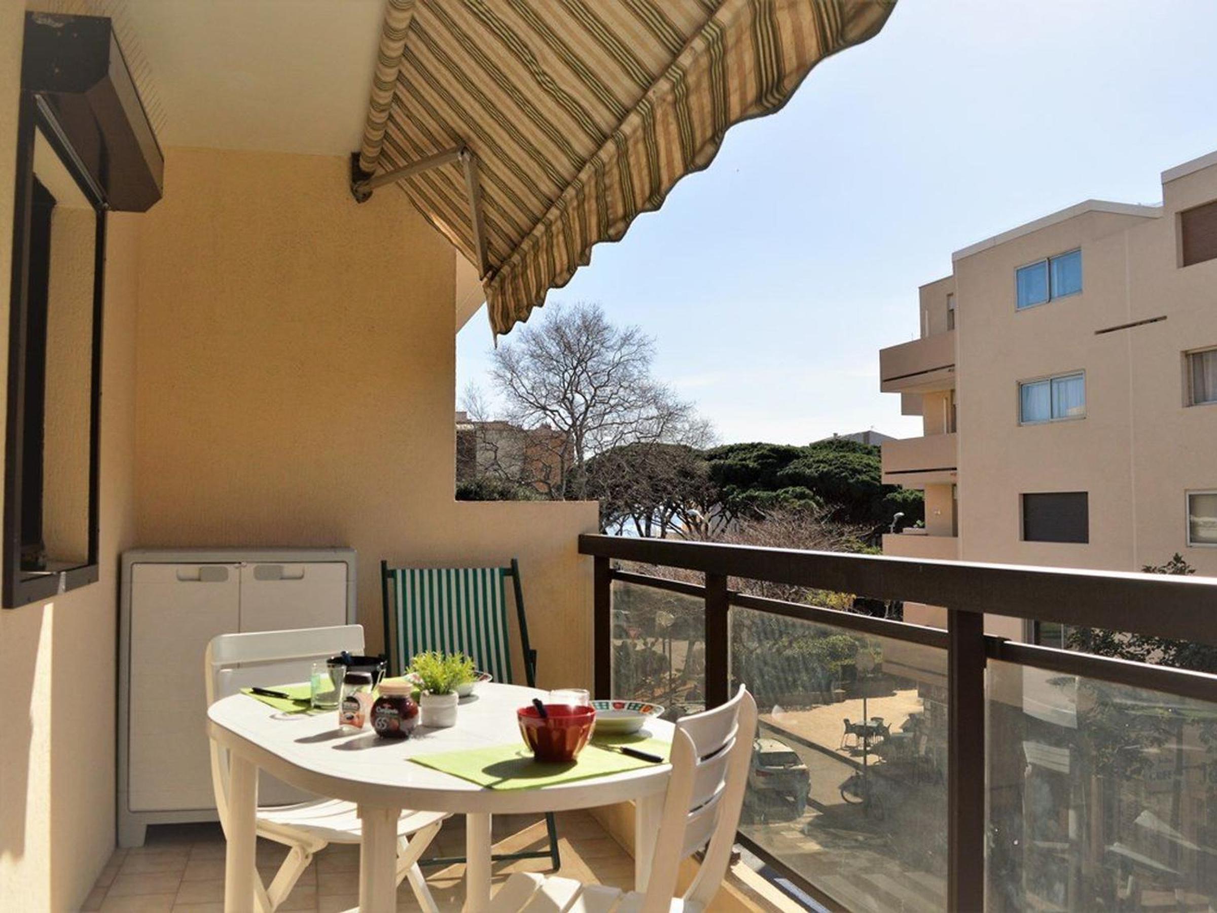 Appartement climatisé avec balcon et parking privatif, à 100m de la plage - Le Lavandou - FR-1-251-352 Images