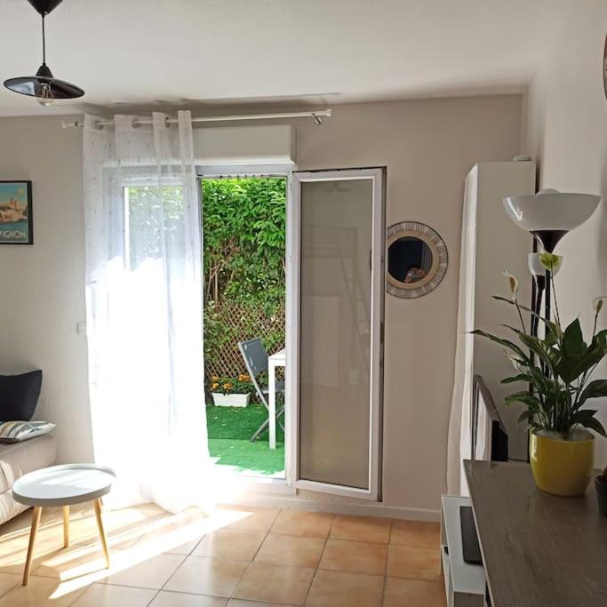 Studio avec terrasse et parking proche centre ville Images