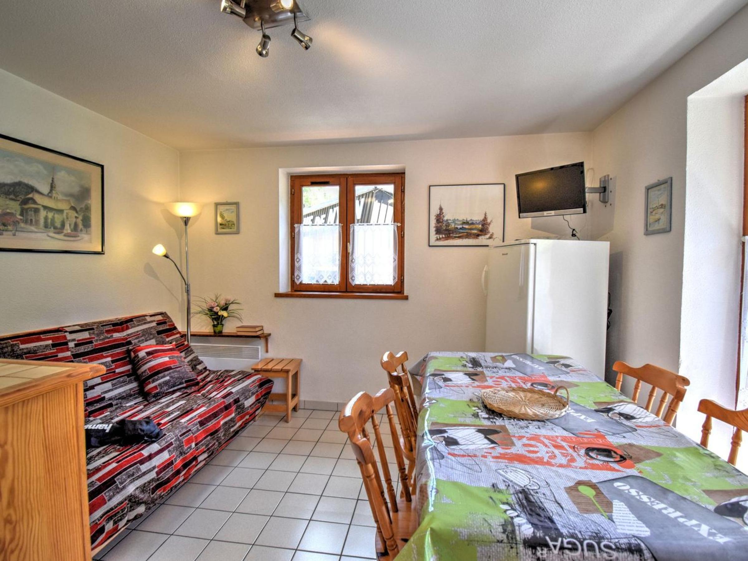 Appartement cosy au pied du téléphérique de Nyon, balcon, parking, animaux admis - FR-1-524-19 Images