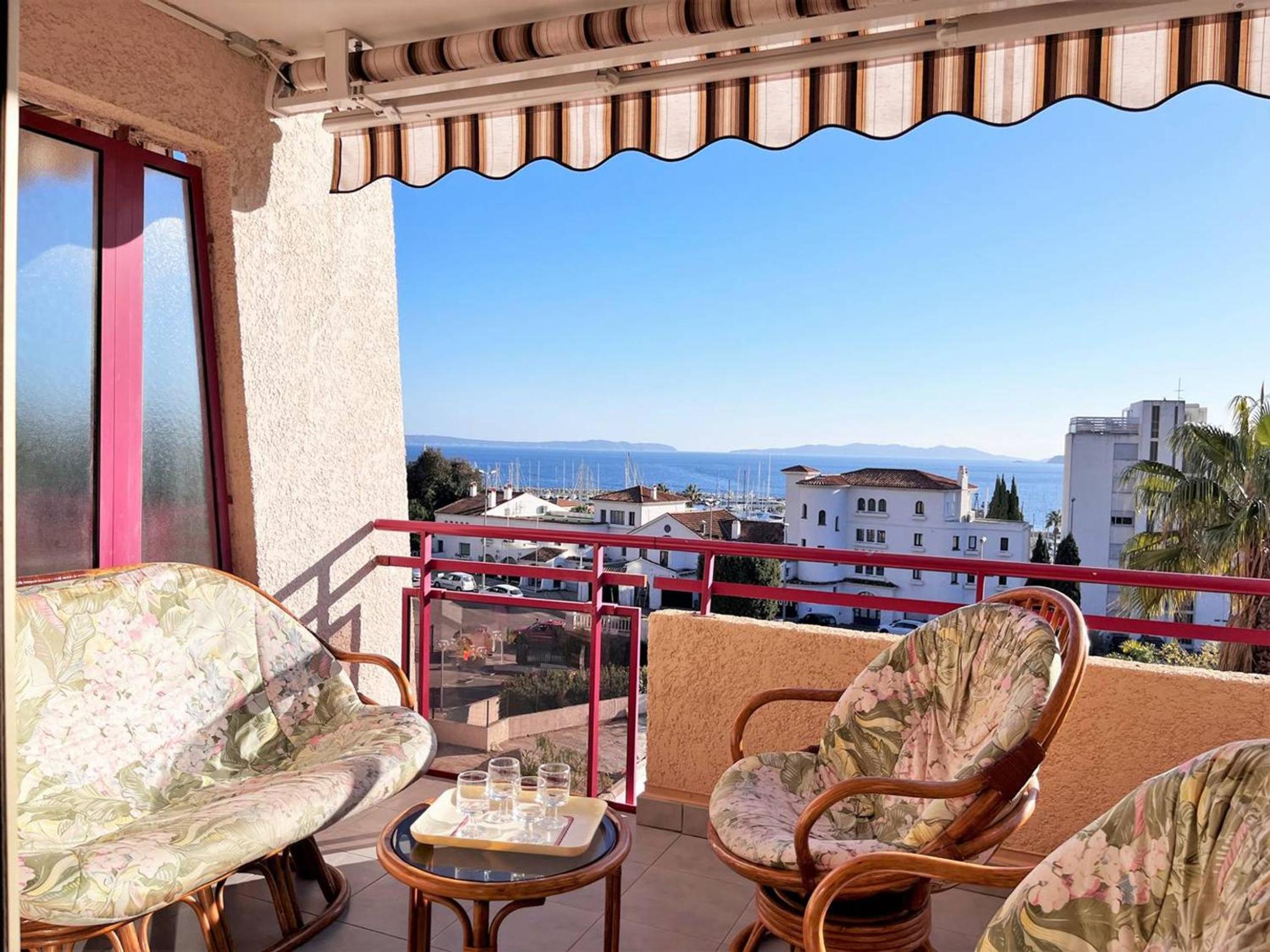 Appartement familial avec piscine, parking et climatisation au Lavandou - FR-1-251-439 Images