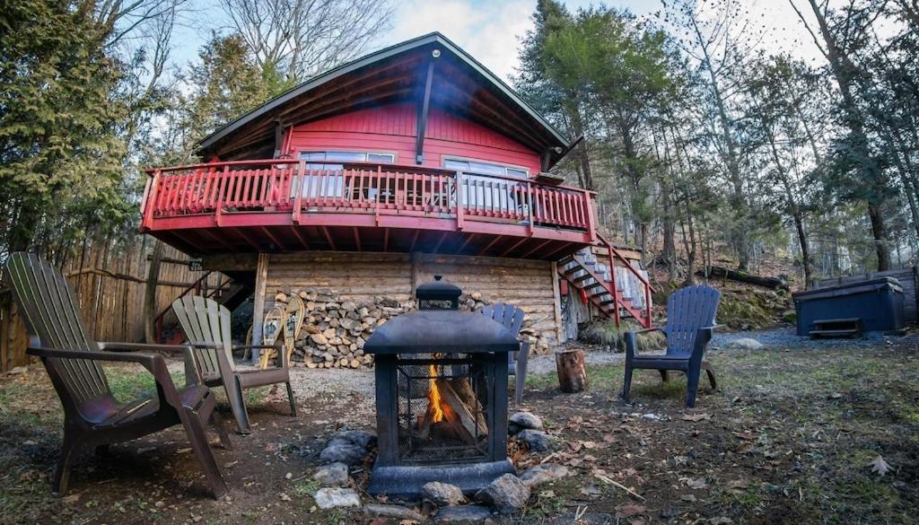 Cozy Winter Kabin + Hot Tub & Firepit Images