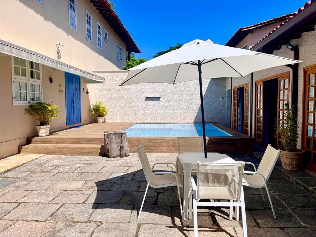 Casa Chalé na Barra da Tijuca Com Piscina Próximo a Praia Images