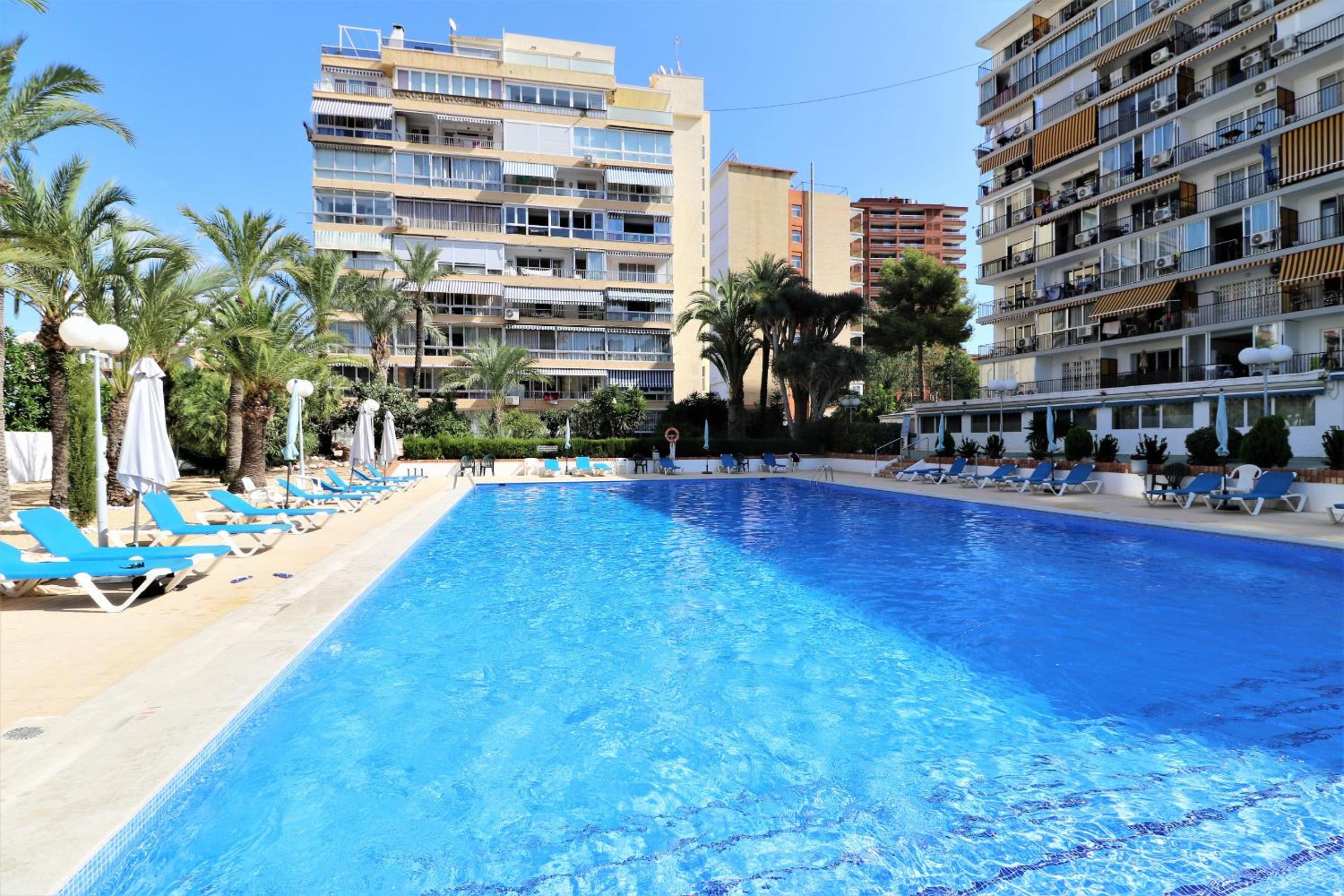 Versalles Pool Levante