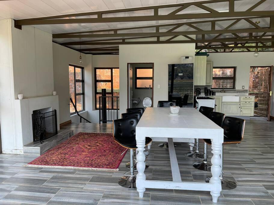 Sun Room (Studio) on the edge of the Harties dam. Images