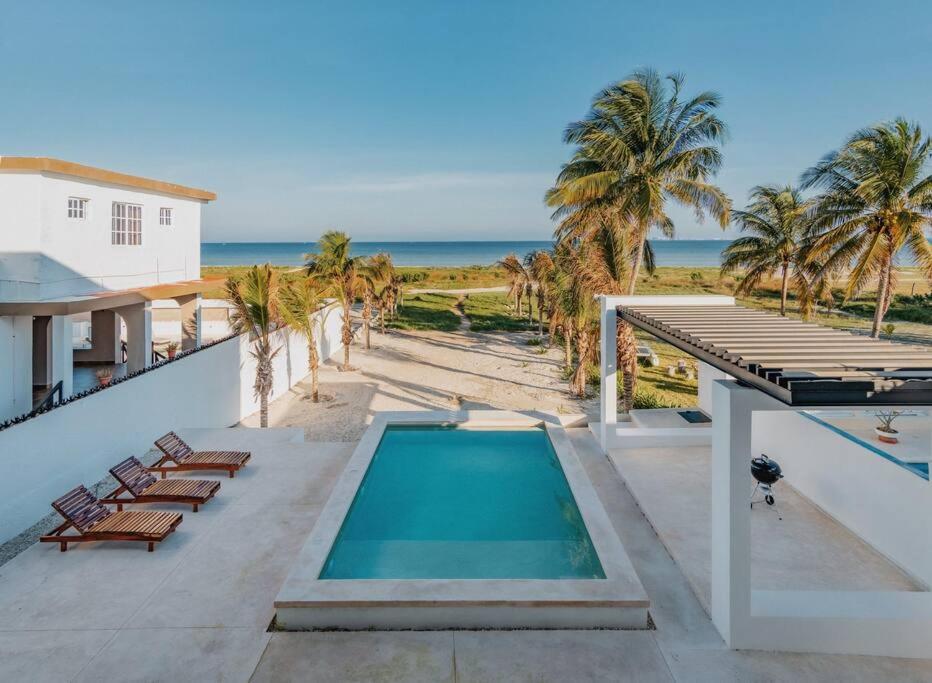 Villa de lujo frente al mar de Progreso Images