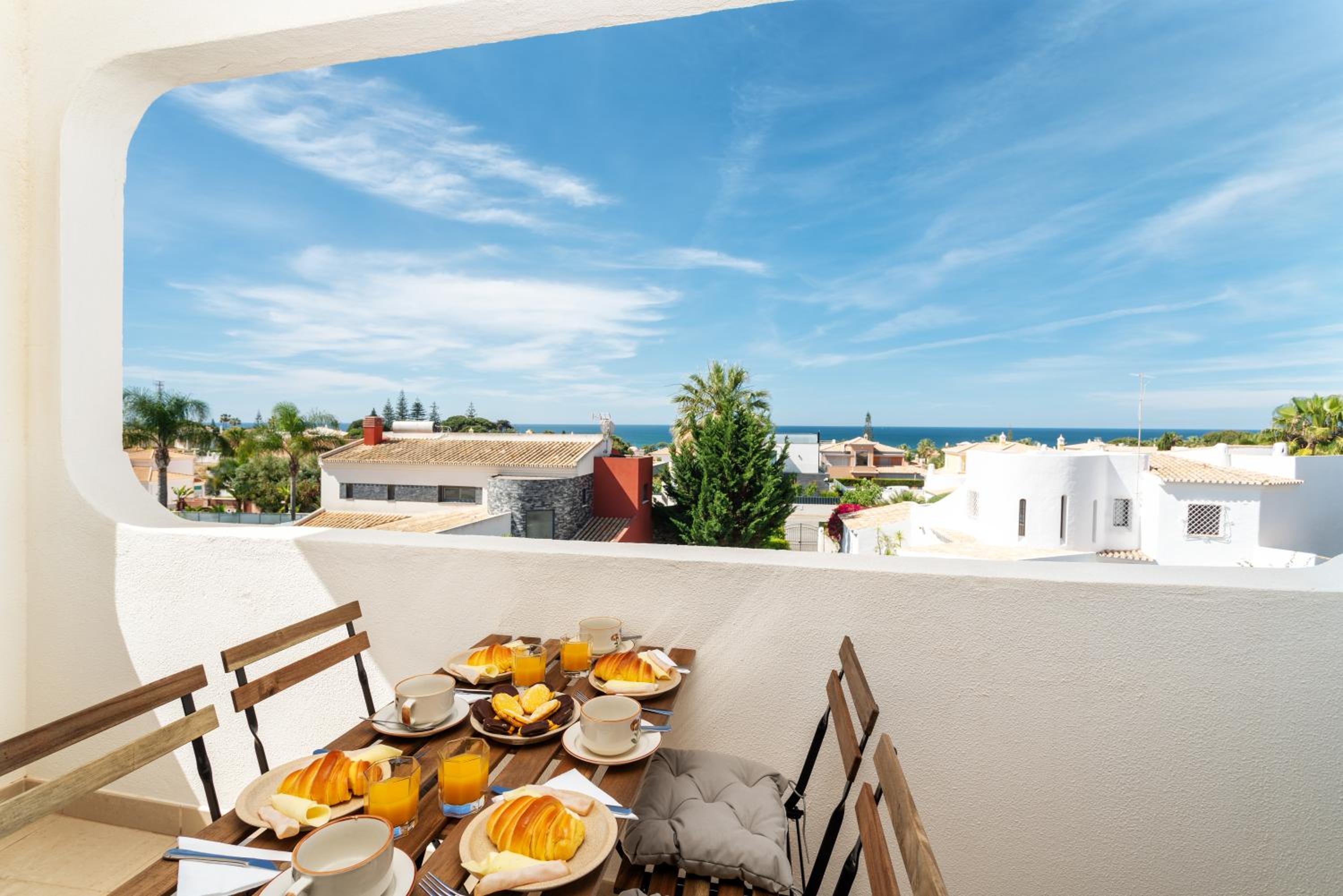 Bright Lovely Flat w/ Balcony Images