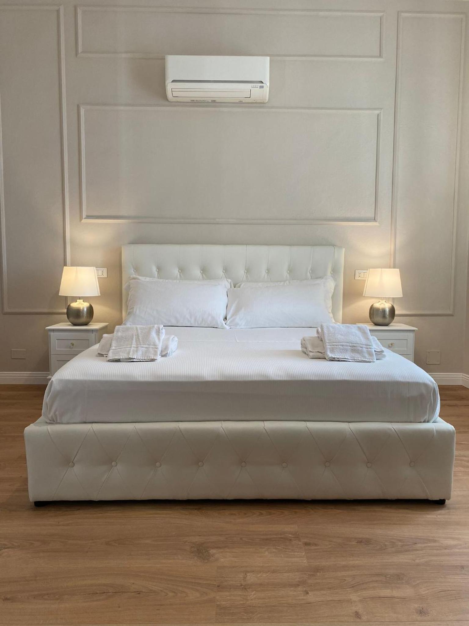 FOUR LIONS VILLA GUESTHOUSE Images