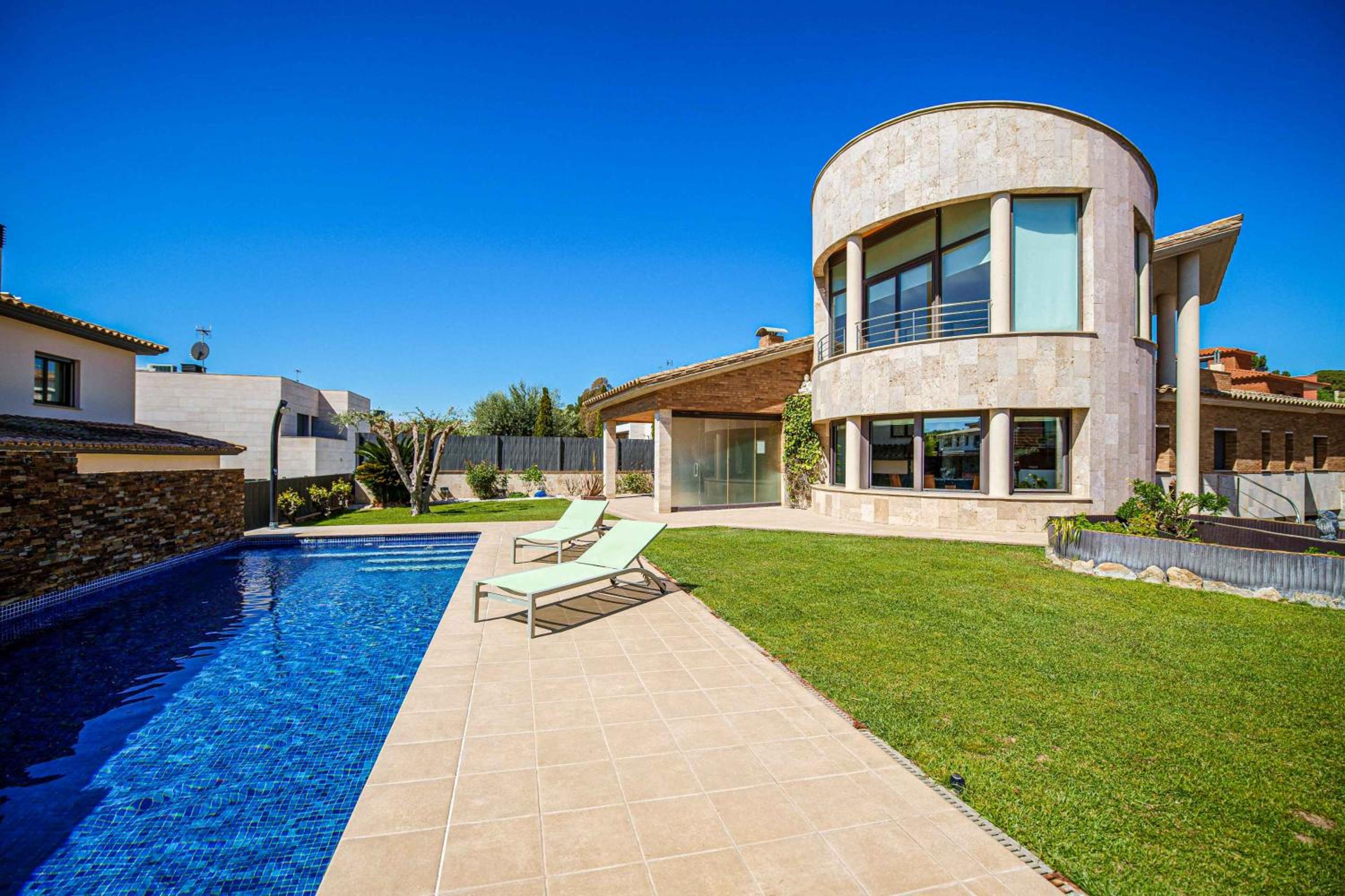 Casa La Vinya Alto Standing Images