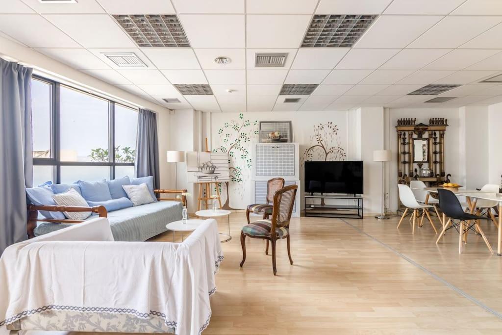 Downtown Spacious Loft near St. Minas Cathedral Images